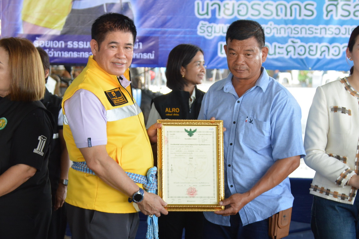 รัฐมนตรีว่าการกระทรวงเกษตรและสหกรณ์(ร้อยเอกธรรมนัส พรหมเผ่า) พร้อมคณะ มอบโฉนดเพื่อการเกษตรให้เกษตรในเขตปฏิรูปที่ดินจังหวัดเพชรบุรี ในวาระลงพื้นที่ตรวจราชการ ณ ตลาดกลางการเกษตรท่ายาง อำเภอท่ายาง จังหวัดเพชรบุรี  (ข่าวแชร์)