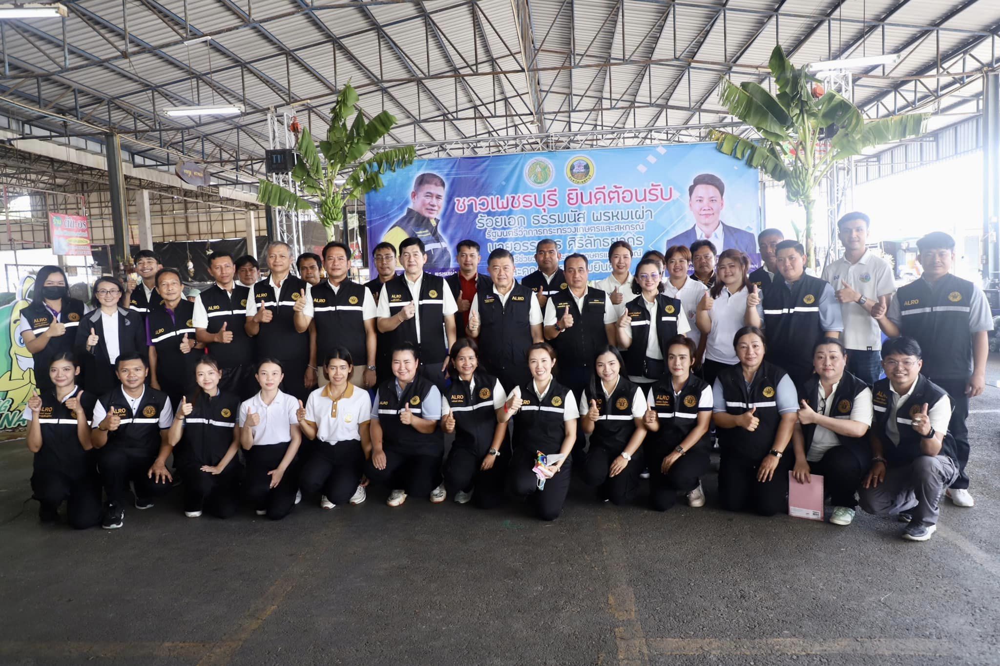 ผู้บริหาร ส.ป.ก. ลงพื้นที่เตรียมความพร้อมต้อนรับคณะ รมว.กษ. ในพิธีมอบโฉนดเพื่อการเกษตร ณ ตลาดกลางการเกษตรท่ายาง จ.เพชรบุรี  (ข่าวแชร์)