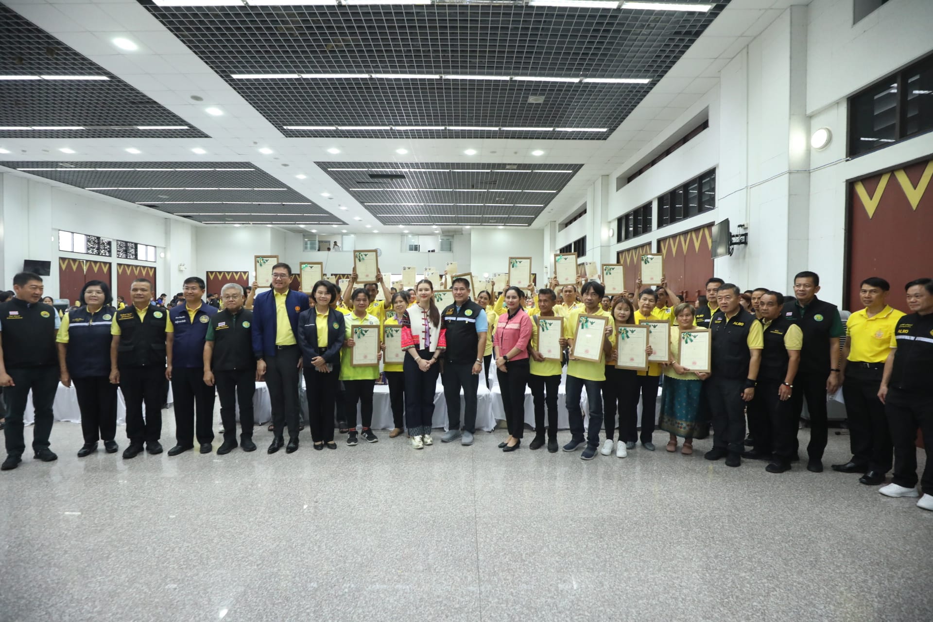 ส.ป.ก. ร่วมติดตาม รมว.กษ. ลงพื้นที่ตรวจราชการ จ.ลำปาง และมอบโฉนดเพื่อการเกษตร 200 ราย (ข่าวแชร์)