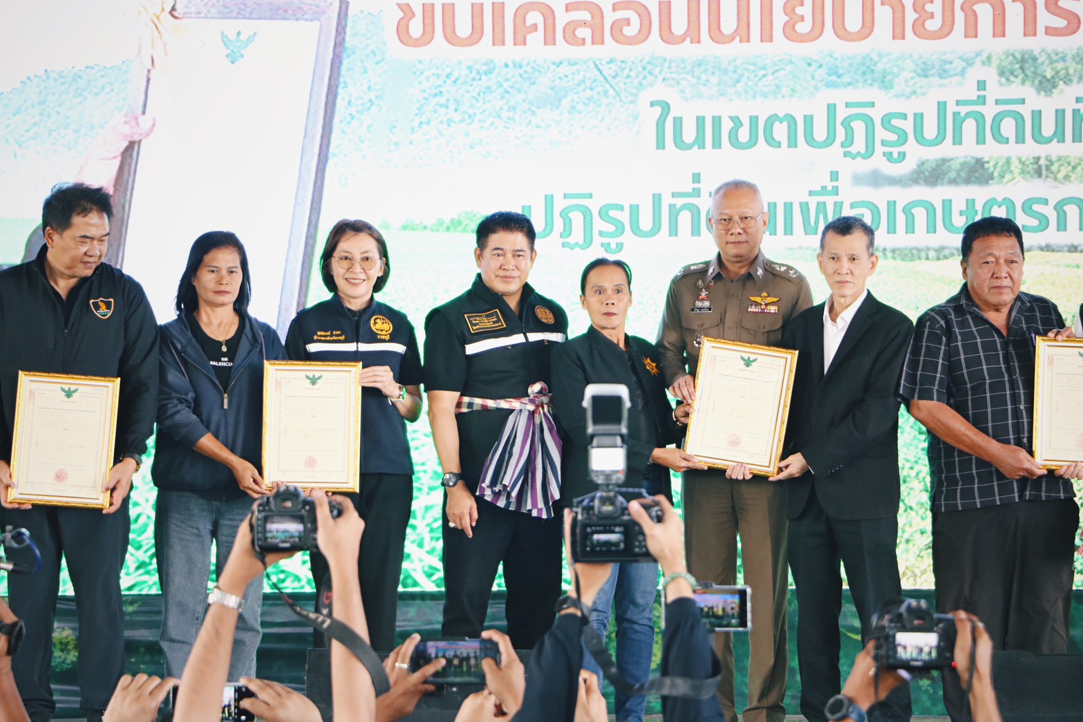 ส.ป.ก. มอบโฉนดเพื่อการเกษตร กว่า 500 ราย “Kick off ขับเคลื่อนนโยบายแก้ไขปัญหาผู้ครอบครองที่ดินที่ไม่ยินยอมเข้าสู่กระบวนการปฏิรูปที่ดินเพื่อเกษตรกรรม” (ข่าวแชร์)