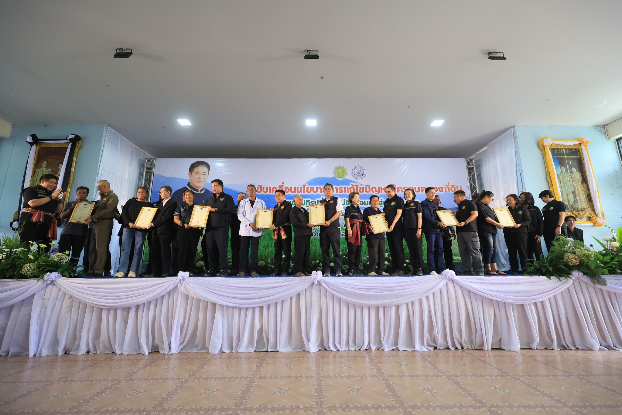 ส.ป.ก. มอบโฉนดเพื่อการเกษตร กว่า 300 ราย “Kick off ขับเคลื่อนนโยบายแก้ไขปัญหาผู้ครอบครองที่ดินที่ไม่ยินยอมเข้าสู่กระบวนการปฏิรูปที่ดินเพื่อเกษตรกรรม” (ข่าวแชร์)