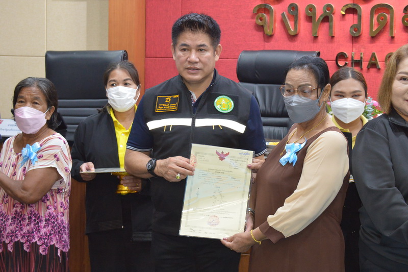 รมว.กษ. ลุยเมืองแปดริ้ว มอบ ส.ป.ก.4-01 และติดตามความก้าวหน้าโครงการสถานีสูบน้ำบางสมบูรณ์  (ข่าวแชร์)
