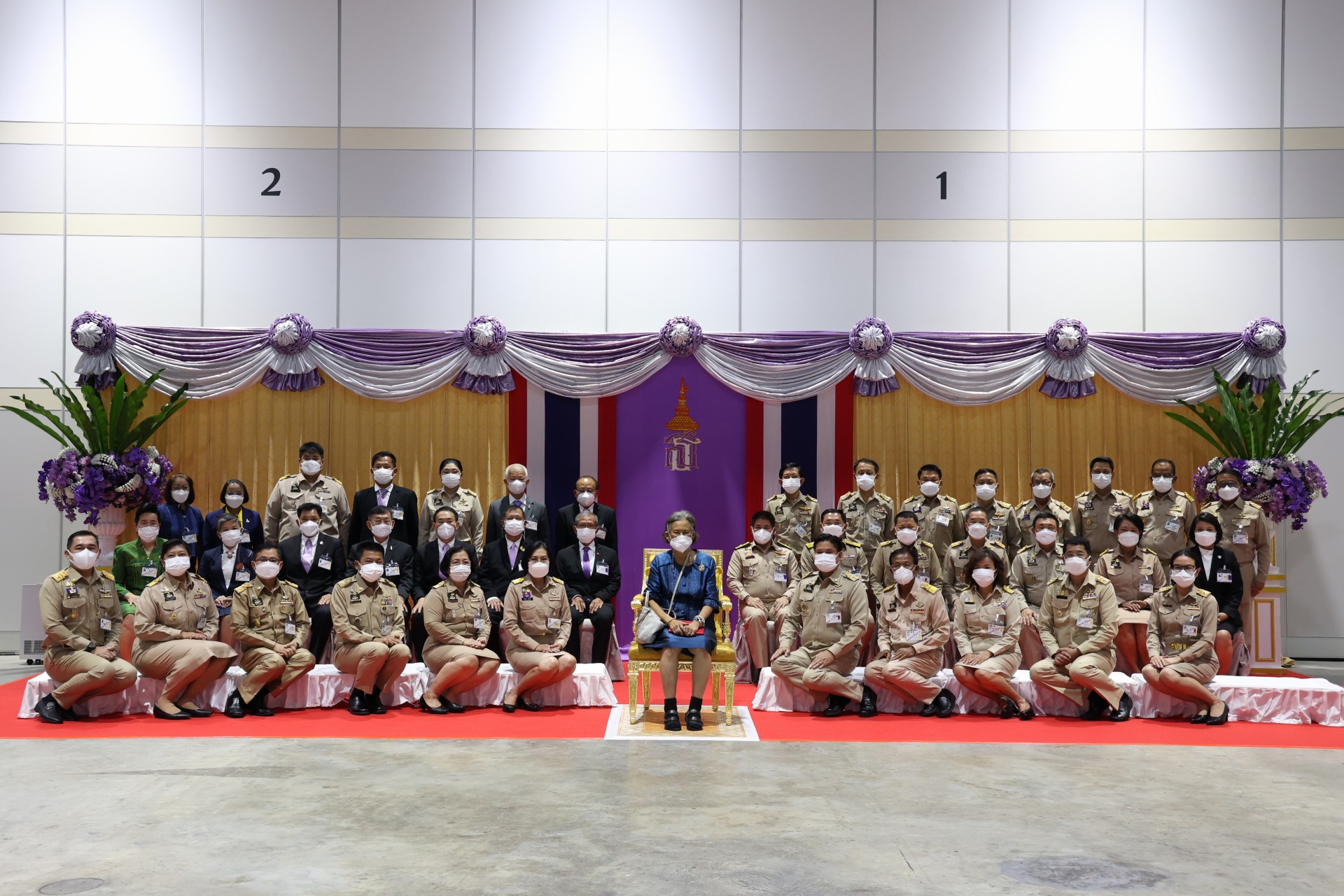 รองเลขาธิการ ส.ป.ก. เฝ้าฯ รับเสด็จ สมเด็จพระกนิษฐาธิราชเจ้า กรมสมเด็จพระเทพรัตนราชสุดาฯ สยามบรมราชกุมารี ในวโรกาสทรงเปิดการประชุมวิชาการและจัดแสดงผลงานวิจัย และนวัตกรรม ด้านการเกษตร เปลี่ยนวิถีเกษตรไทย ด้วยงานวิจัยและนวัตกรรม (ข่าวแชร์)