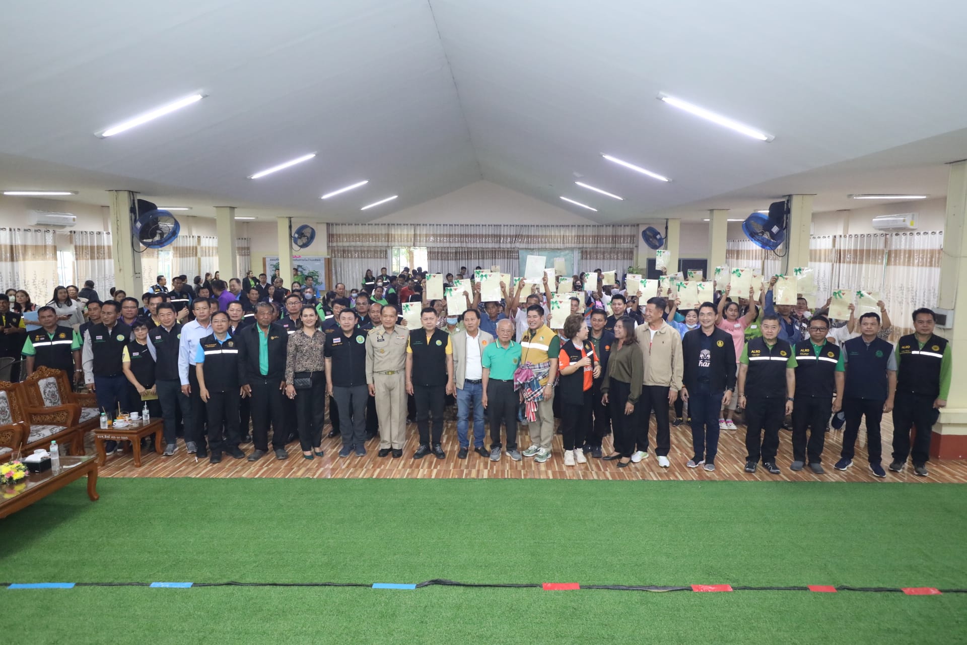 ร้อยเอก ธรรมนัส พรหมเผ่า รัฐมนตรีว่าการกระทรวงเกษตรและสหกรณ์ (รมว.กษ.) และคณะ ลงพื้นที่ องค์การบริหารส่วนตำบลสิงห์ และพื้นที่โครงการจัดที่ดินทำกินให้ชุมชนตามนโยบายรัฐบาล ในพื้นที่ปฏิรูปที่ดิน ตำบลสิงห์ อำเภอไทรโยค จังหวัดกาญจนบุรี ในวันอาทิตย์ที่ 29 ตุลาคม 2566 (ข่าวแชร์)