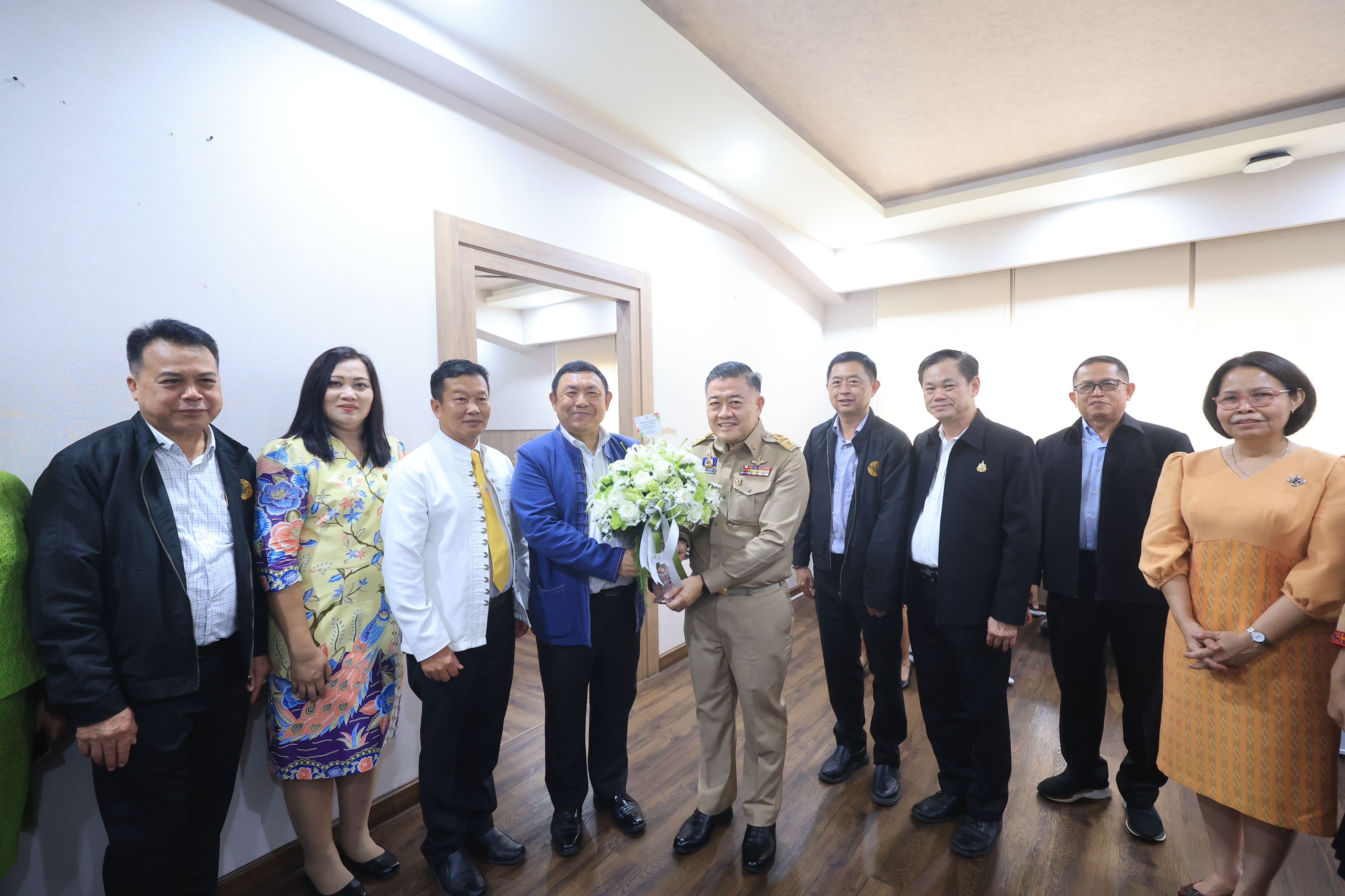 คณะผู้บริหาร ส.ป.ก. ร่วมพิธีสักการะสิ่งศักดิ์สิทธิ์ประจำกระทรวงเกษตรและสหกรณ์ และแสดงความยินดี เนื่องในโอกาส ปลัดกระทรวงเกษตรและสหกรณ์ เข้ารับตำแหน่งใหม่