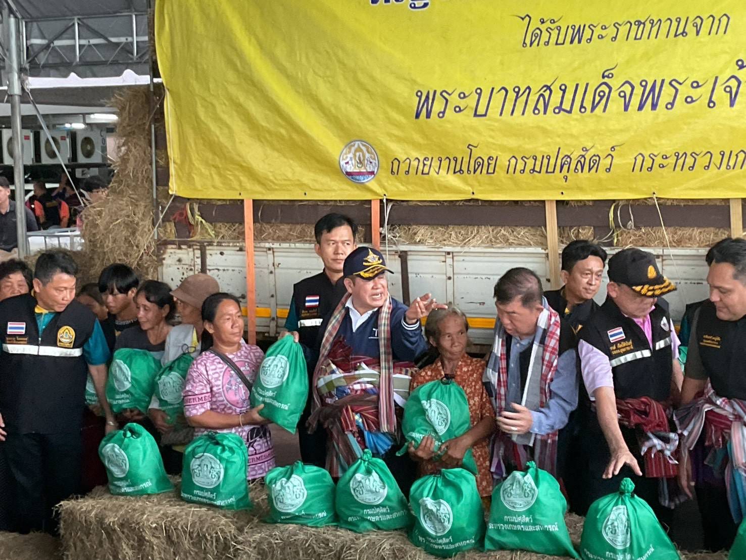 ส.ป.ก. ร่วมลงพื้นที่ รมว.กษ. ยกทีมลงพื้นที่อุบลฯ แจกถุงยังชีพ เยียวยาผู้ประสพภัยน้ำท่วม จ.อุบลฯ (ข่าวแชร์)
