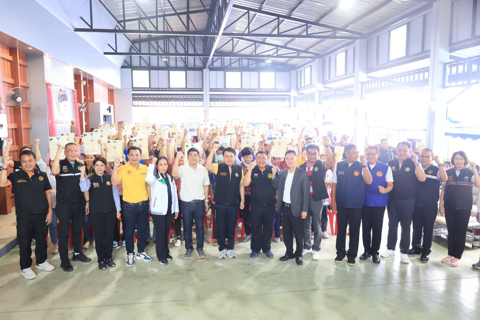 ส.ป.ก. ร่วมติดตามรัฐมนตรีช่วยว่าการกระทรวงเกษตรและสหกรณ์ (นายนเรศ ธำรงค์ทิพยคุณ) ตรวจราชการ พร้อมมอบโฉนดเพื่อการเกษตรและโฉนดต้นไม้ แก่เกษตรกรในเขตพื้นที่จังหวัดเชียงราย (ข่าวแชร์)