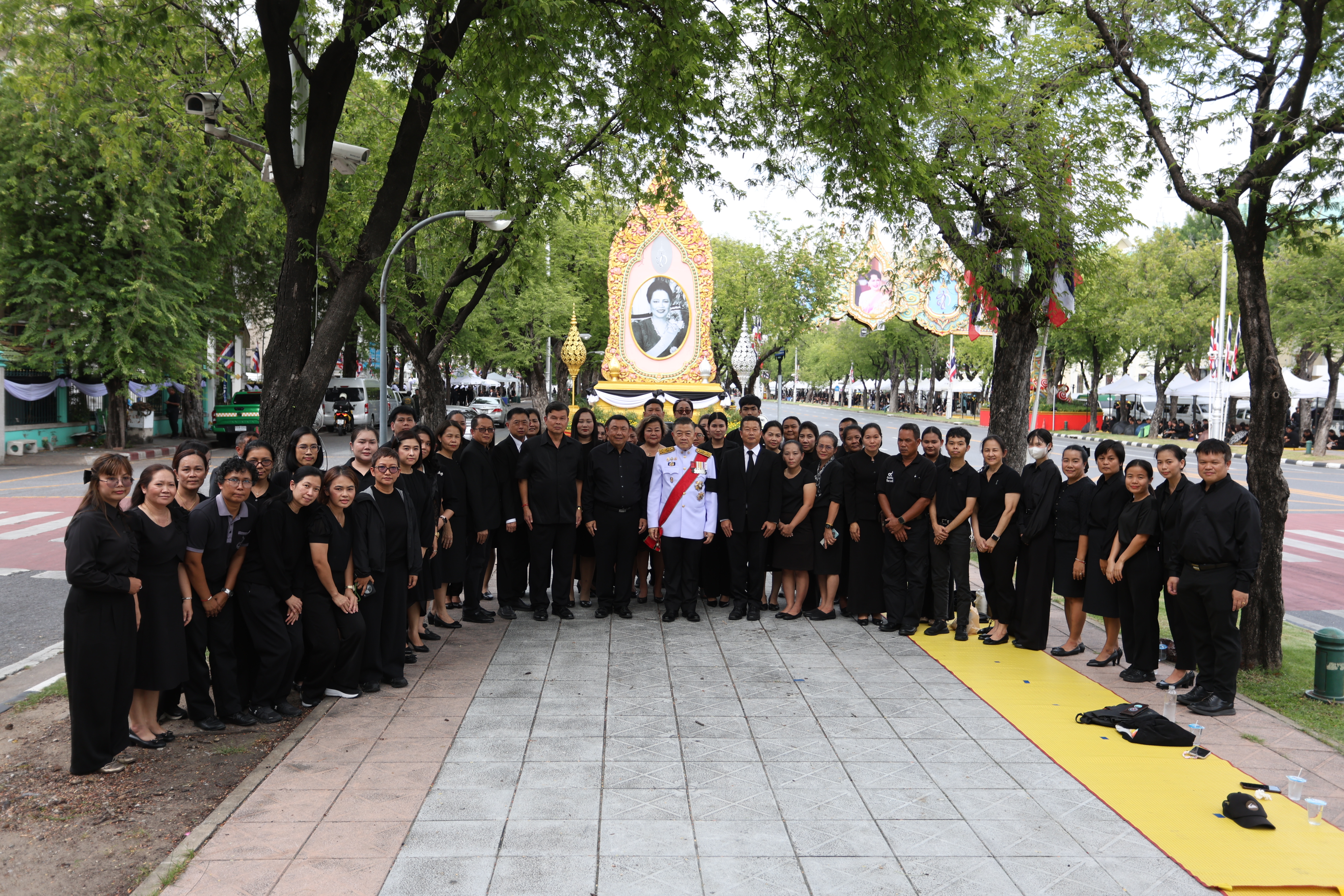 ส.ป.ก. ร่วมแสดงความอาลัยและน้อมสำนึกในพระมหากรุณาธิคุณ ร่วมเฝ้ารับเสด็จ ขบวนเชิญพระบรมศพ สมเด็จพระนางเจ้าสิริกิติ์ พระบรมราชินีนาถ พระบรมราชชนนีพันปีหลวง สู่พระบรมมหาราชวัง