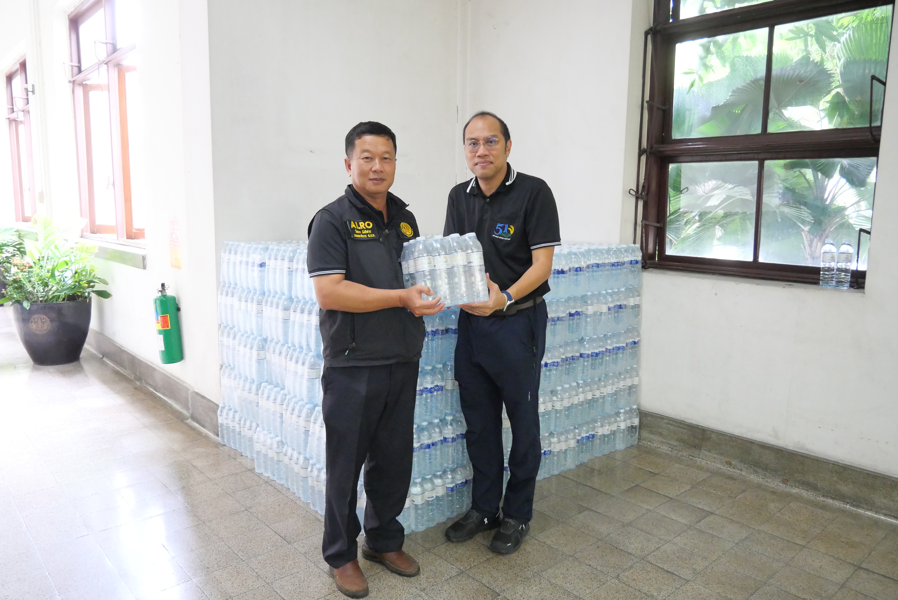 ส.ป.ก. ขอขอบคุณ กรมชลประทาน ที่มอบน้ำดื่มจำนวน 3,600 ขวด เพื่อสนับสนุนการนำไปช่วยเหลือผู้ประสบอุทกภัย