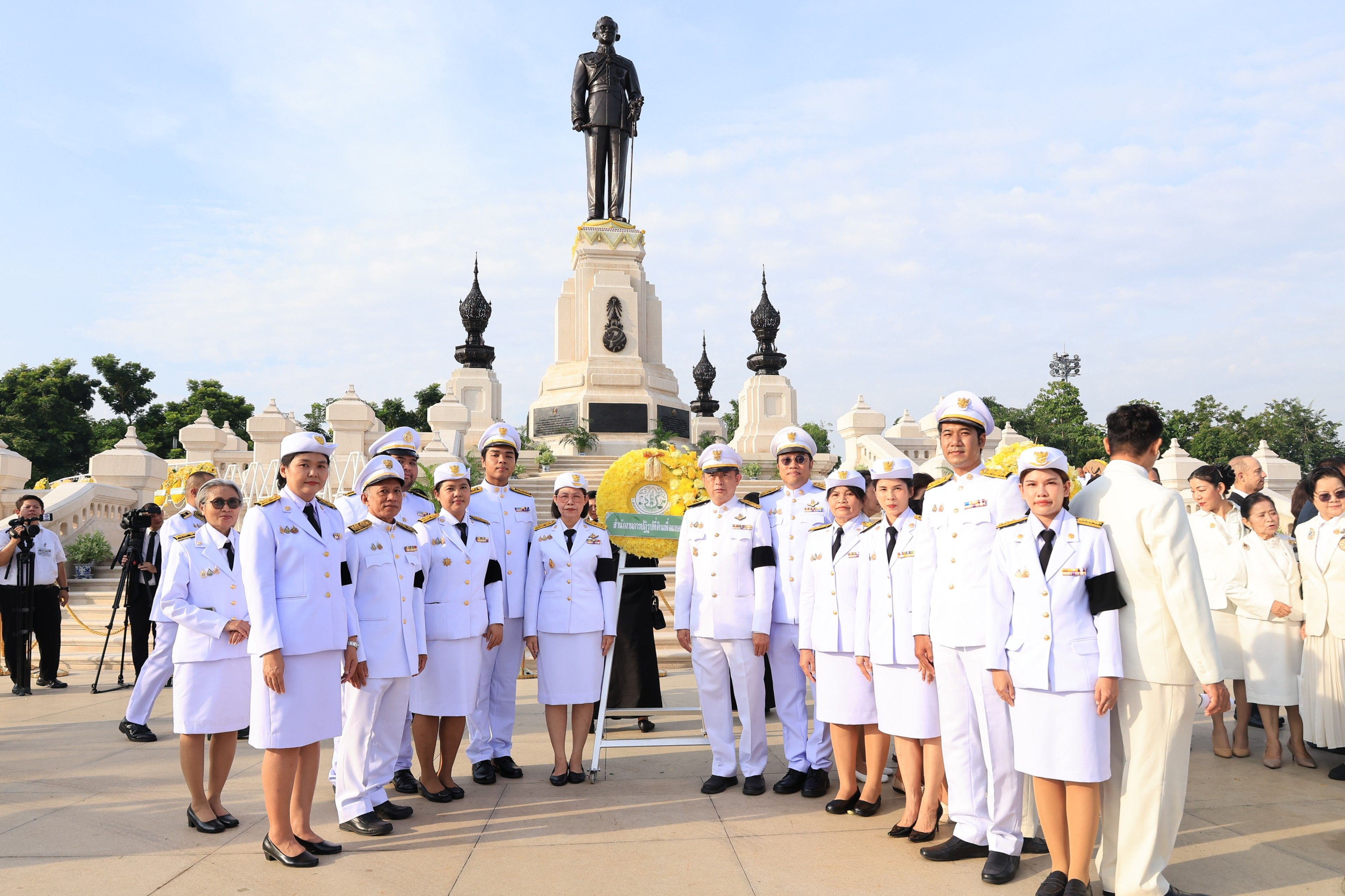 ส.ป.ก. ร่วมวางพวงมาลาถวายบังคมพระบรมราชานุสาวรีย์พระบาทสมเด็จพระบรมชนกาธิเบศร มหาภูมิพลอดุลยเดชมหาราช บรมนาถบพิตร เนื่องใน 