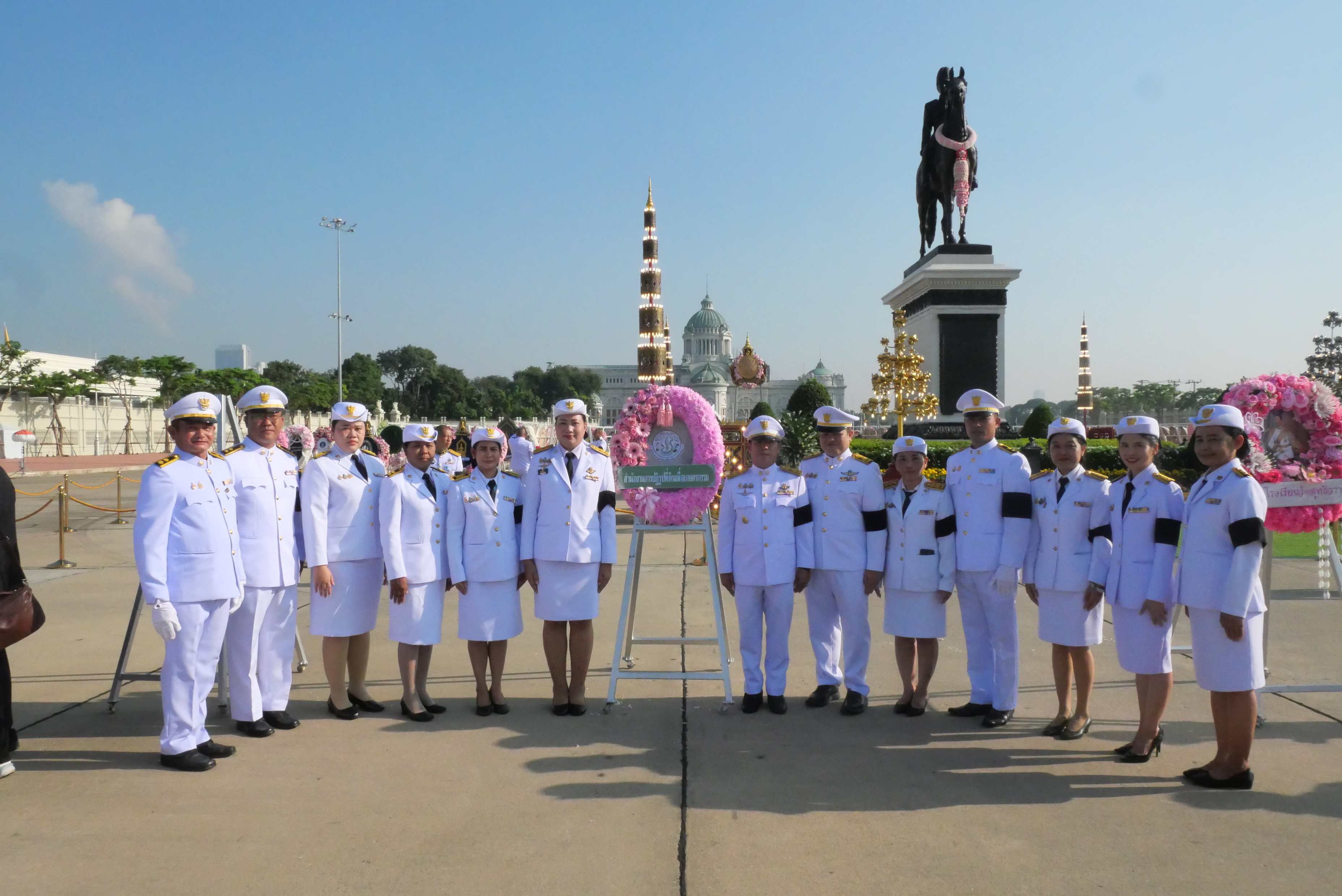 ส.ป.ก. วางพวงมาลาน้อมรำลึกในพระมหากรุณาธิคุณ 