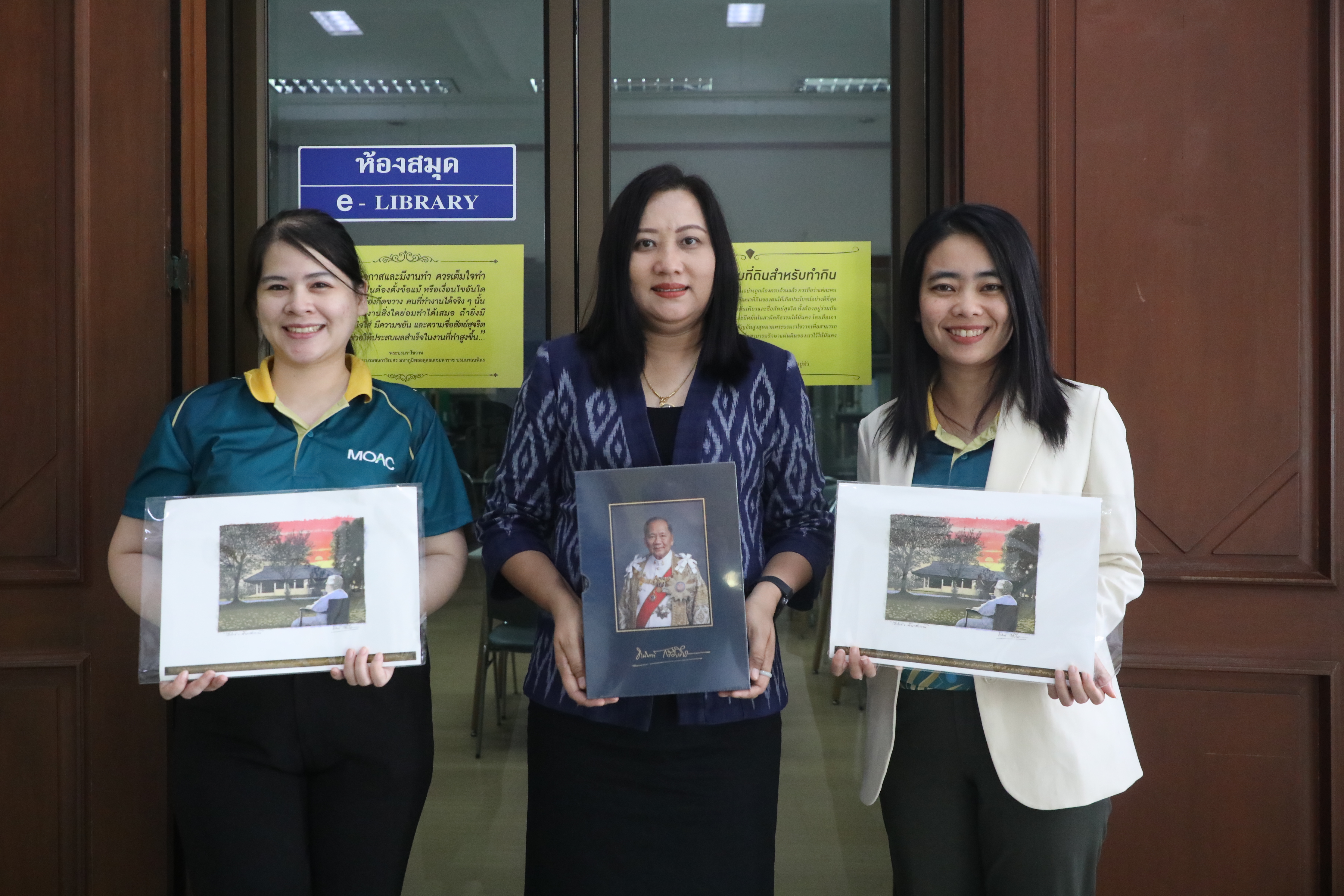 ผอ.สบก. มอบหนังสืออนุสรณ์เนื่องในงานพระราชทานเพลิงศพ นายธานินทร์ กรัยวิเชียร แก่ห้องสมุด ส.ป.ก.