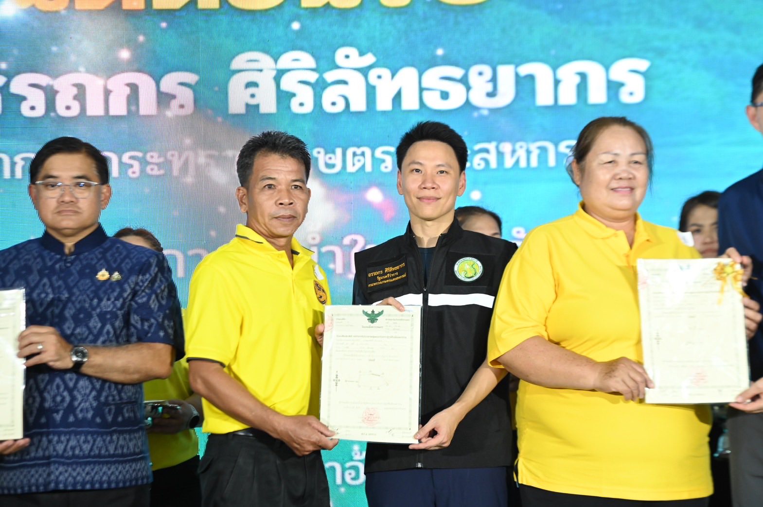 รองเลขาธิการ ส.ป.ก. ร่วมติดตาม รมว.กษ. ลงพื้นที่ตรวจราชการ พร้อมมอบโฉนดเพื่อการเกษตรแก่เกษตรกร ในพื้นที่ จ.เลย (ข่าวแชร์)