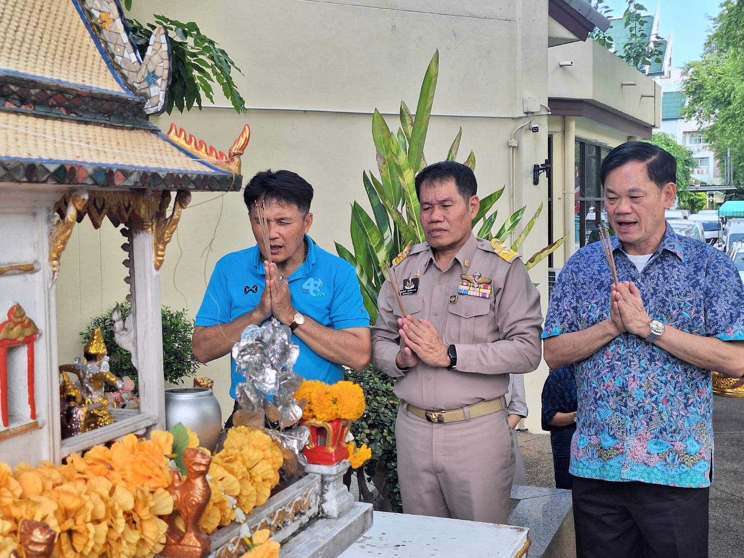 ผู้ตรวจราชการกรม ส.ป.ก. สักการะสิ่งศักดิ์สิทธิ์และรายงานตัวเนื่องในโอกาสเข้ารับตำแหน่งใหม่ (ข่าวแชร์)