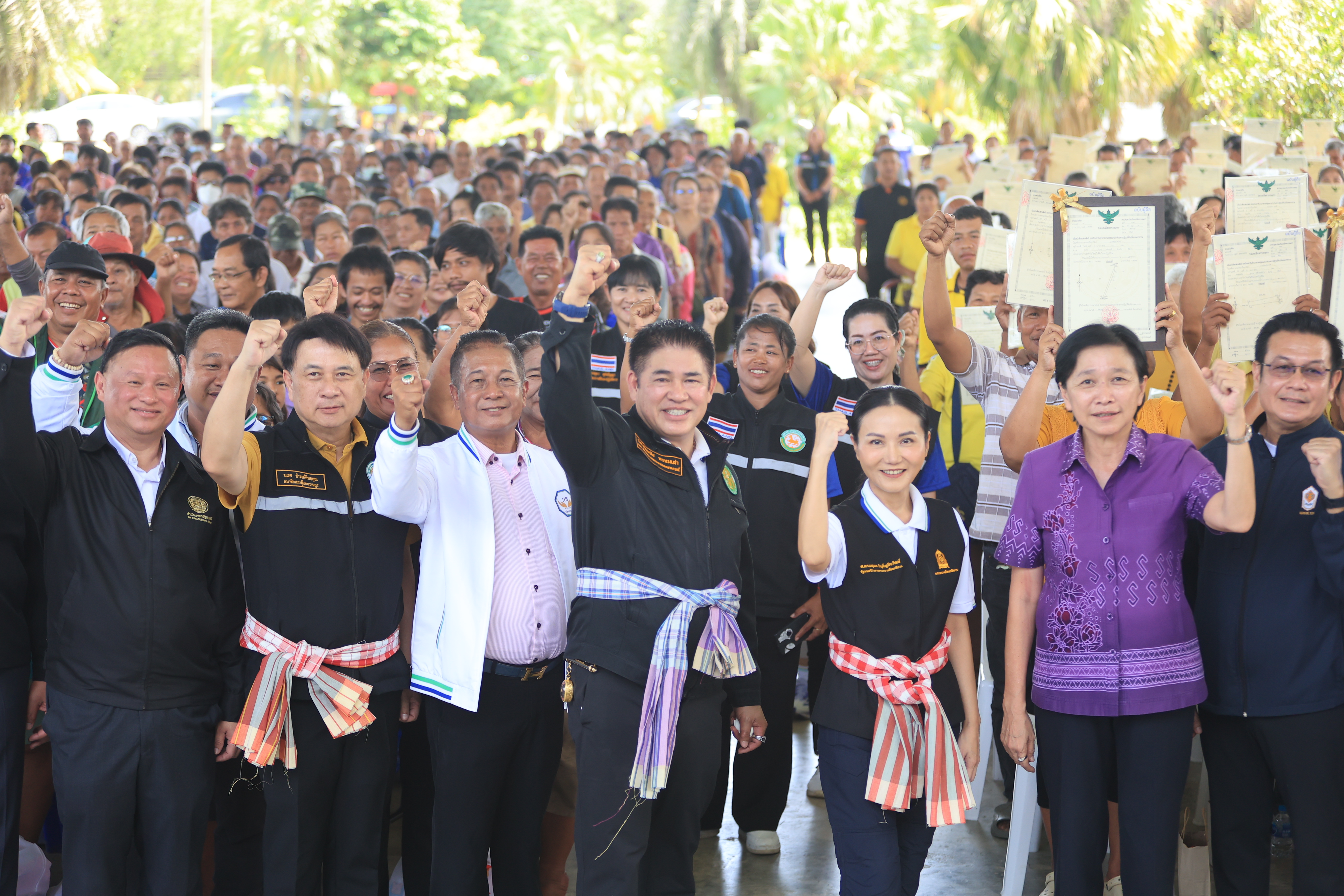 ส.ป.ก. ติดตามคณะรองนายกรัฐมนตรีและรัฐมนตรีว่าการกระทรวงเกษตรและสหกรณ์ ลงพื้นที่ตรวจติดตามสถานการณ์น้ำและมอบโฉนดเพื่อการเกษตร ในเขตพื้นที่จังหวัดพิจิตร (ข่าวแชร์)