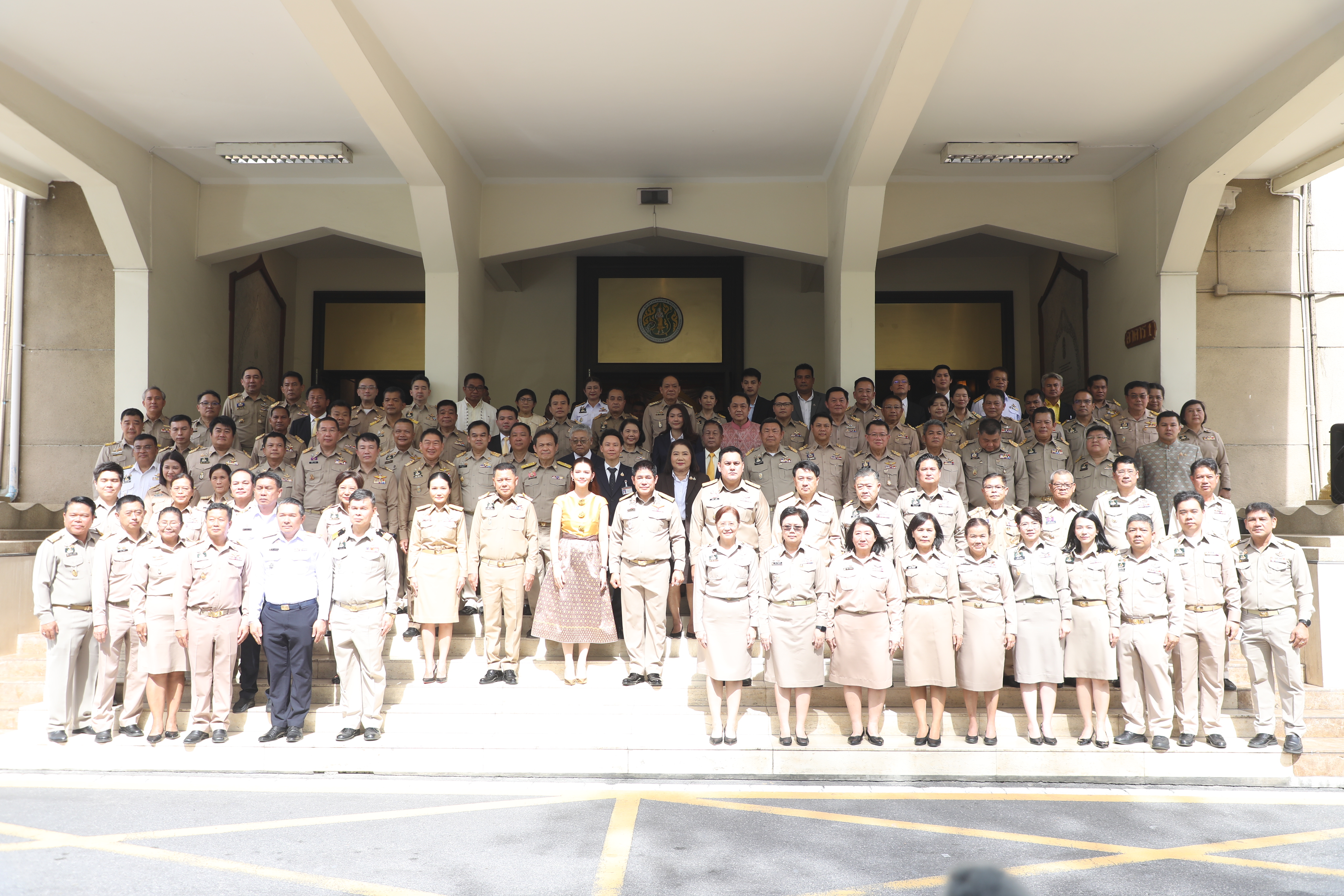 คณะผู้บริหาร ส.ป.ก. ร่วมพิธีสักการะสิ่งศักดิ์สิทธิ์ประจำกระทรวงเกษตรและสหกรณ์ และแสดงความยินดีเนื่องในโอกาส รองนายกรัฐมนตรี และรัฐมนตรีว่าการกระทรวงเกษตรและสหกรณ์ พร้อมด้วย รัฐมนตรีช่วยว่าการกระทรวงเกษตรและสหกรณ์ เข้ารับตำแหน่งใหม่ 