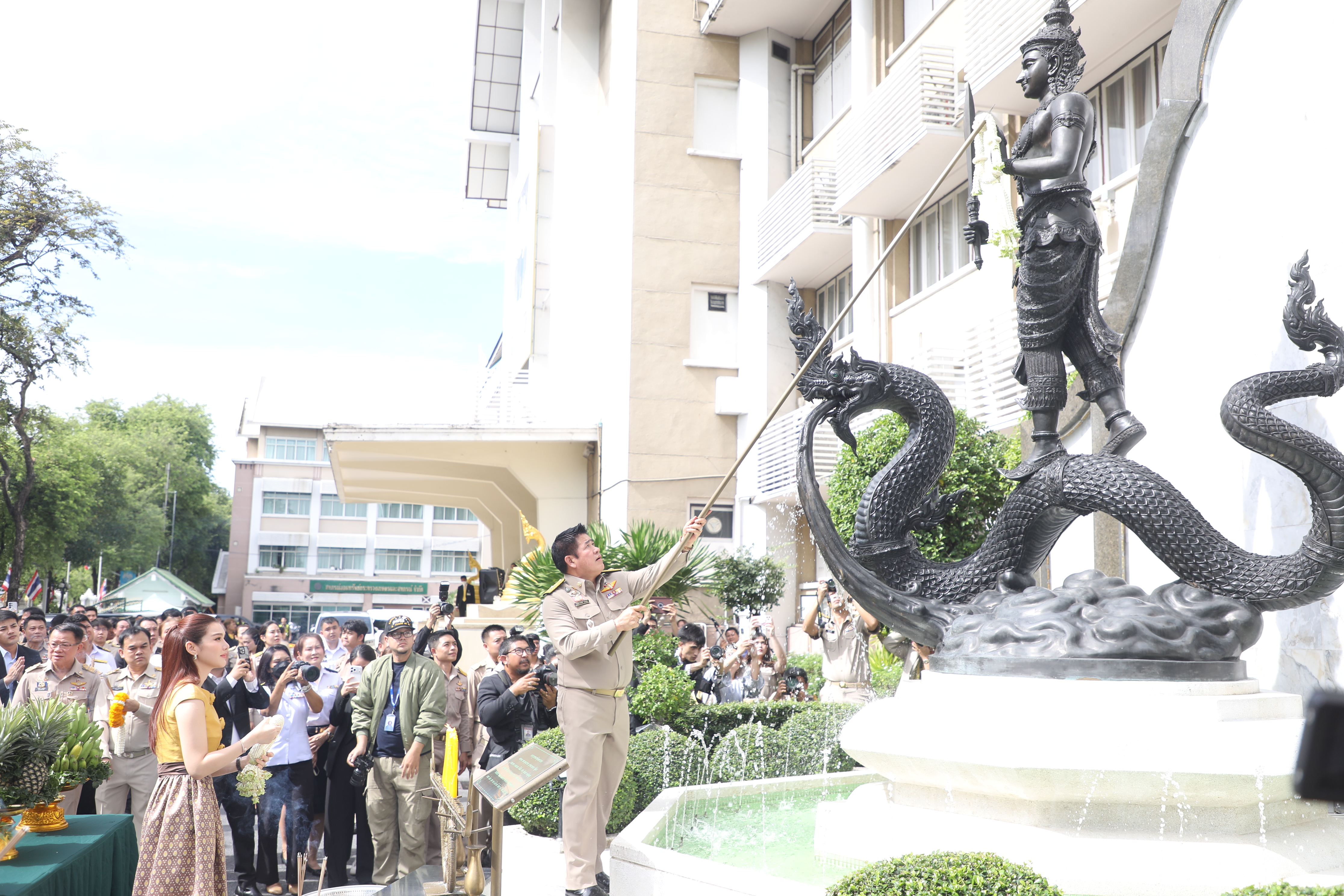 คณะผู้บริหาร ส.ป.ก. ร่วมพิธีสักการะสิ่งศักดิ์สิทธิ์ประจำกระทรวงเกษตรและสหกรณ์ และแสดงความยินดีเนื่องในโอกาส รองนายกรัฐมนตรี และรัฐมนตรีว่าการกระทรวงเกษตรและสหกรณ์ พร้อมด้วย รัฐมนตรีช่วยว่าการกระทรวงเกษตรและสหกรณ์ เข้ารับตำแหน่งใหม่ (ข่าวแชร์)