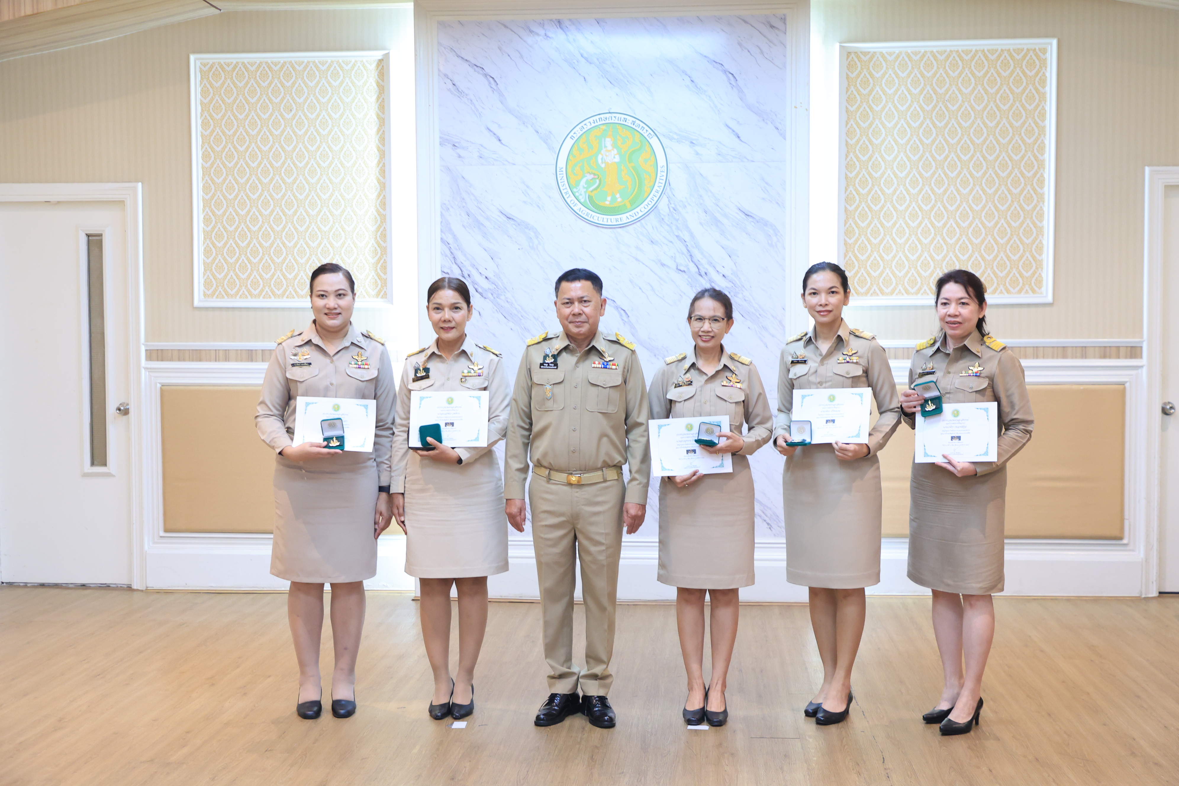 ส.ป.ก. เข้าร่วมพิธีมอบเกียรติบัตรและเครื่องหมาย เชิดชูเกียรติสืบสานเกษตรกรรมยั่งยืน ประจำปี พ.ศ. 2568 (ข่าวแชร์)