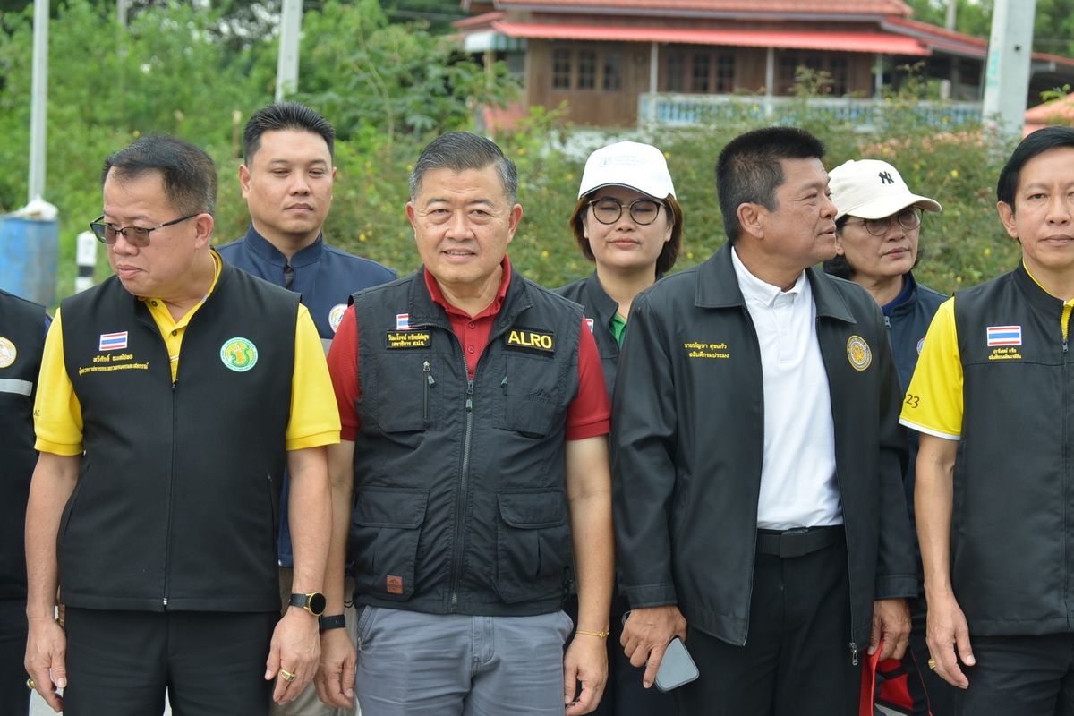 เลขาธิการ ส.ป.ก. ร่วมติดตามคณะรัฐมนตรีว่าการกระทรวงเกษตรและสหกรณ์ ลงพื้นที่ติดตามสถานการณ์น้ำ ณ ประตูระบายน้ำปากคลองบางบาล อำเภอบางบาล จังหวัดพระนครศรีอยุธยา (ข่าวแชร์)