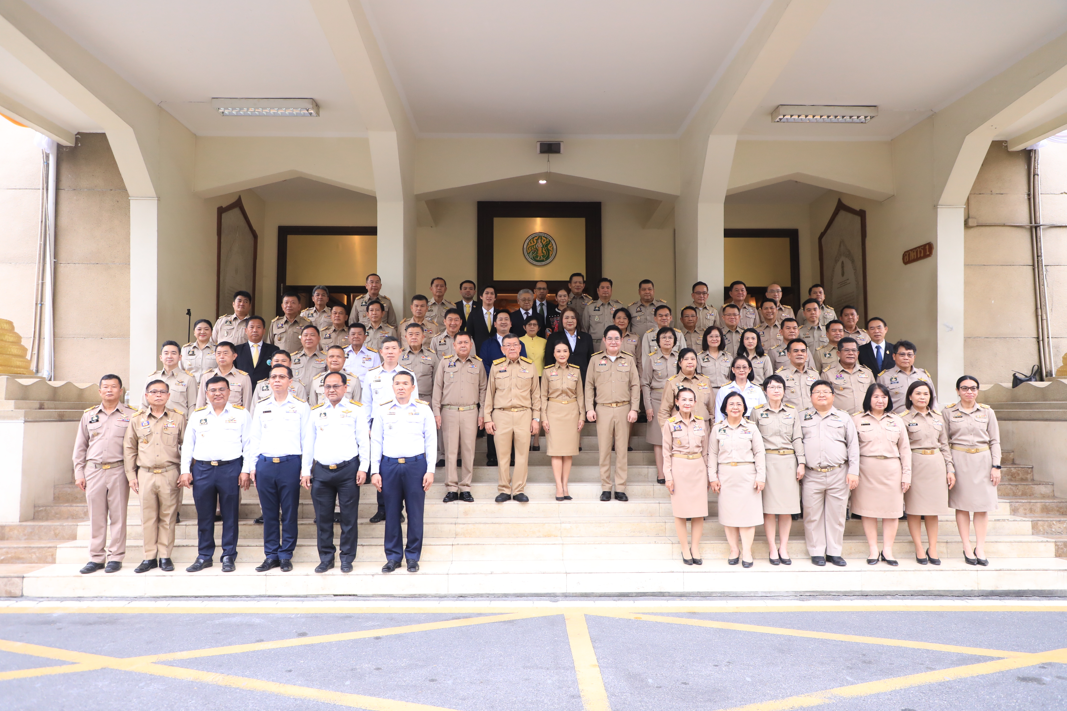 คณะผู้บริหาร ส.ป.ก. ร่วมพิธีสักการะสิ่งศักดิ์สิทธิ์ประจำกระทรวงเกษตรและสหกรณ์ และแสดงความยินดีเนื่องในโอกาสรัฐมนตรีว่าการกระทรวงเกษตรและสหกรณ์ และรัฐมนตรีช่วยว่าการกระทรวงเกษตรและสหกรณ์ เข้ารับตำแหน่งใหม่ (ข่าวแชร์)