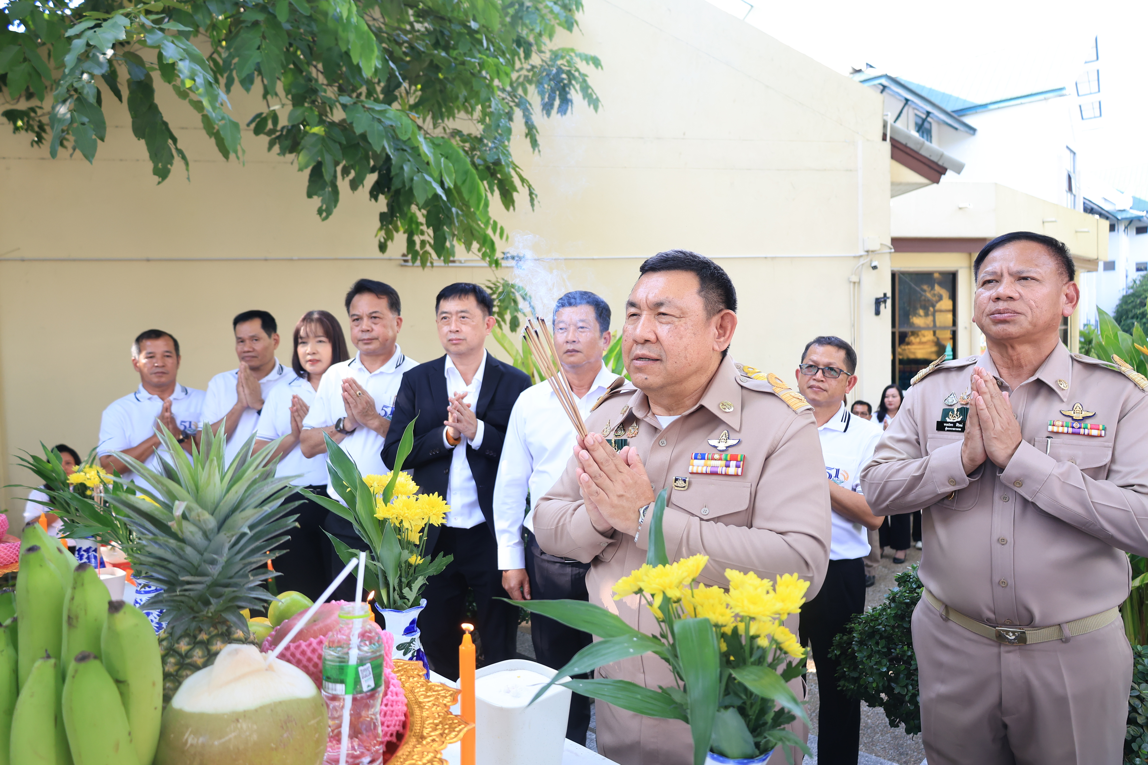 เลขาธิการ ส.ป.ก. และผู้เกษียณอายุราชการ สักการะสิ่งศักดิ์สิทธิ์ประจำ กระทรวงเกษตรและสหกรณ์ และ สำนักงานการปฏิรูปที่ดินเพื่อเกษตรกรรม เนื่องในโอกาสเกษียณอายุราชการ (ข่าวแชร์)