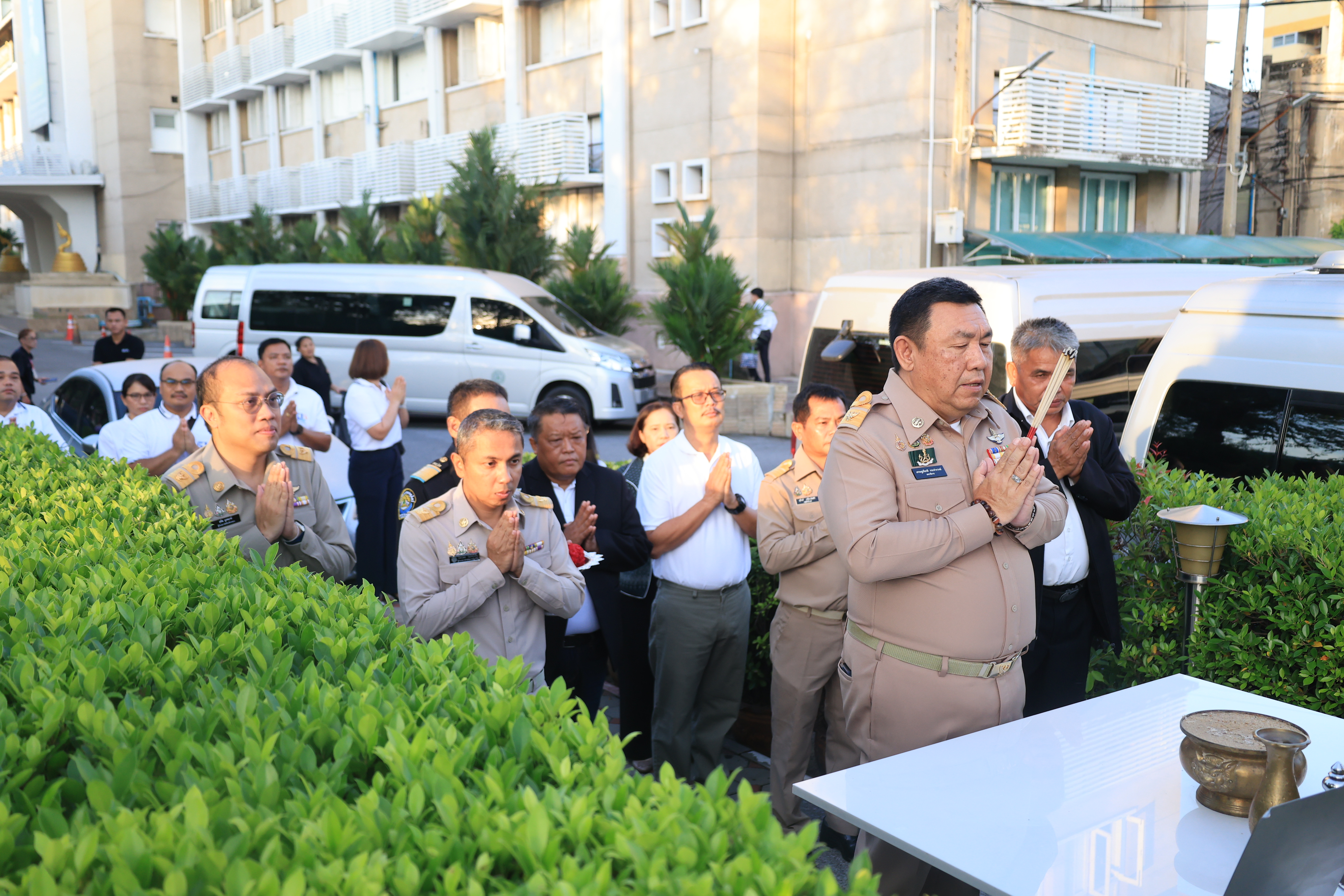 เลขาธิการ ส.ป.ก. และผู้เกษียณอายุราชการ สักการะสิ่งศักดิ์สิทธิ์ประจำ กระทรวงเกษตรและสหกรณ์ และ สำนักงานการปฏิรูปที่ดินเพื่อเกษตรกรรม เนื่องในโอกาสเกษียณอายุราชการ
