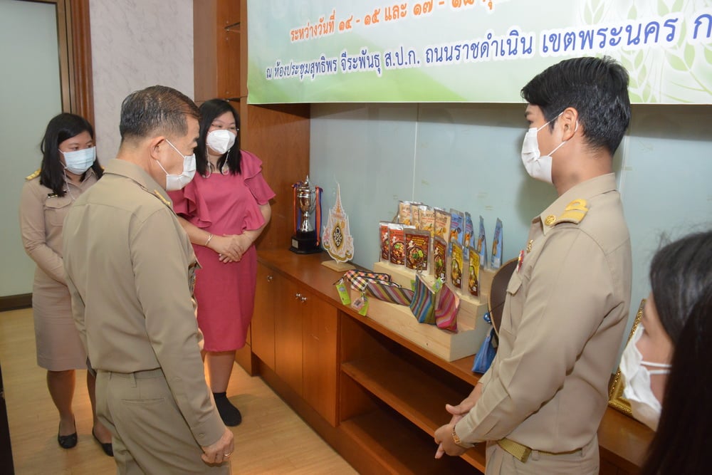 title - เลขาฯ ส.ป.ก. เปิดโครงการฝึกอบรมออนไลน์ หลักสูตร การพัฒนาช่องทางด้านการตลาดสินค้าเกษตรออนไลน์ 