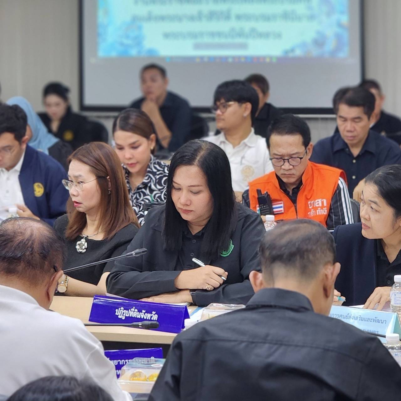title - นางสาวอมรรัตน์ แขวงโสภา ปฏิรูปที่ดินจังหวัดพระนครศรีอยุธยา เข้าร่วมประชุมคณะกรรมการอำนวยการจัดงานพิธีถวายดอกไม้จันทน์ จังหวัดพระนครศรีอยุธยา งานพระราชพิธีถวายพระเพลิงพระบรมศพ สมเด็จพระนางเจ้าสิริกิติ์ พระบรมราชินีนาถ พระบรมราชชนนีพันปีหลวง ครั้งที่ ๒/๒๕๖๙ 