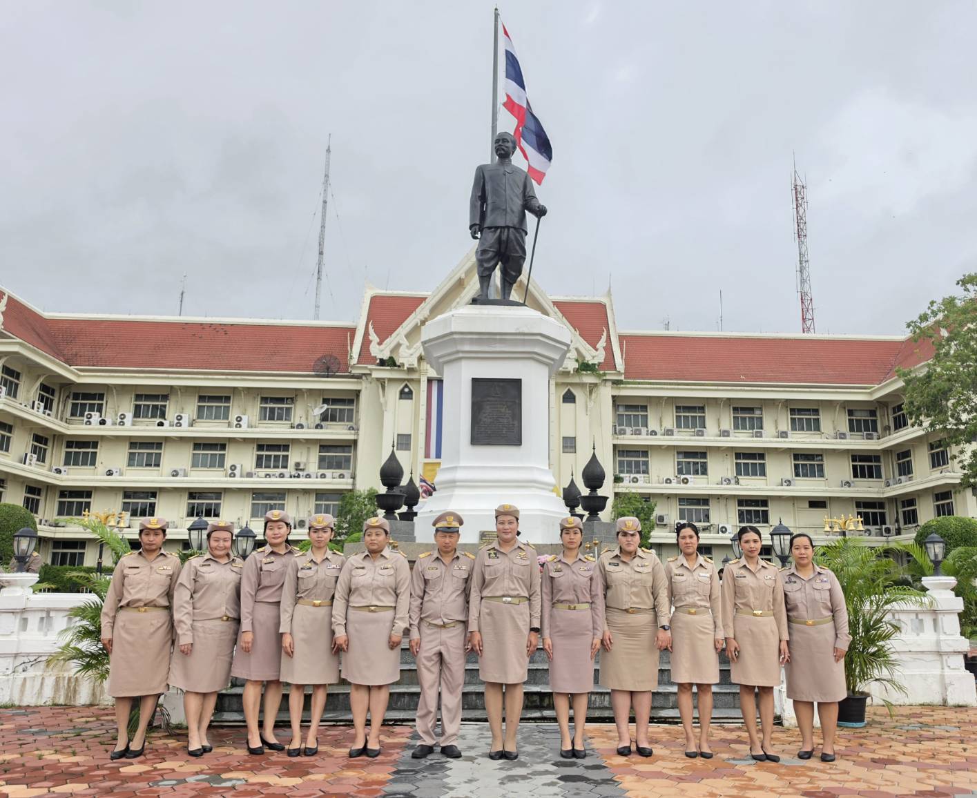 title -  ปฏิรูปที่ดินจังหวัดพระนครศรีอยุธยา พร้อมเจ้าหน้าที่ สำนักงานการปฏิรูปที่ดินจังหวัดพระนครศรีอยุธยา ร่วมกิจกรรมเคารพธงชาติและร้องเพลงชาติไทย เนื่องในวันพระราชทานธงชาติไทย (Thai National Flag Day) ประจำปี 2569 