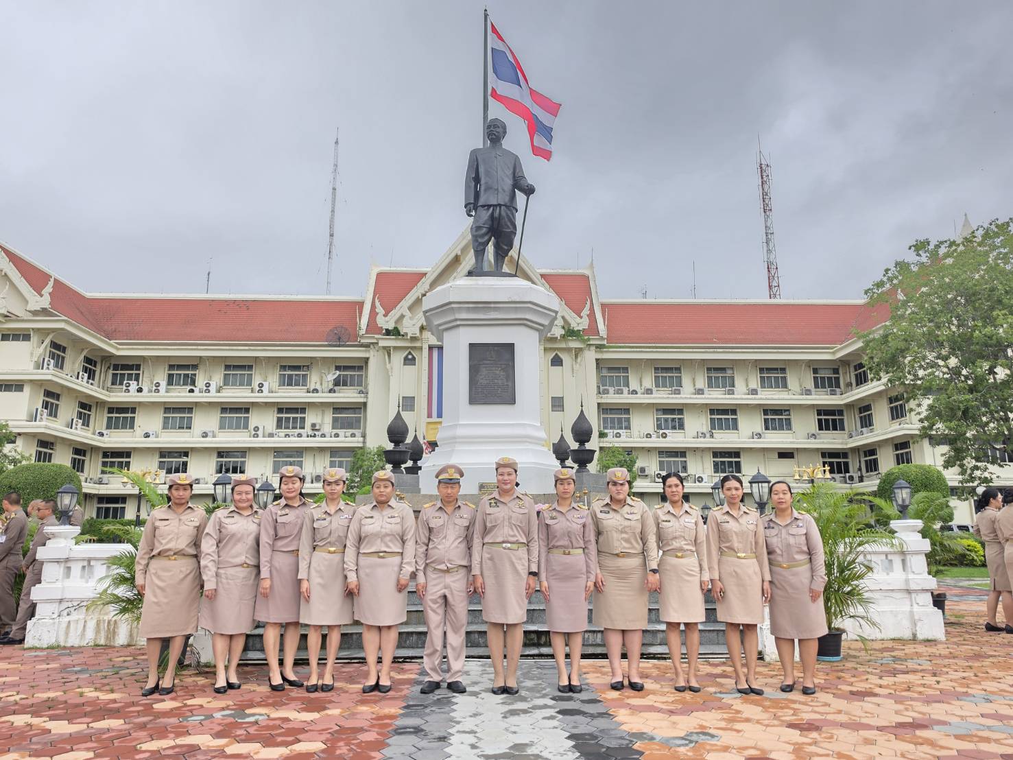 title -  ปฏิรูปที่ดินจังหวัดพระนครศรีอยุธยา พร้อมเจ้าหน้าที่ สำนักงานการปฏิรูปที่ดินจังหวัดพระนครศรีอยุธยา ร่วมกิจกรรมเคารพธงชาติและร้องเพลงชาติไทย เนื่องในวันพระราชทานธงชาติไทย (Thai National Flag Day) ประจำปี 2569 