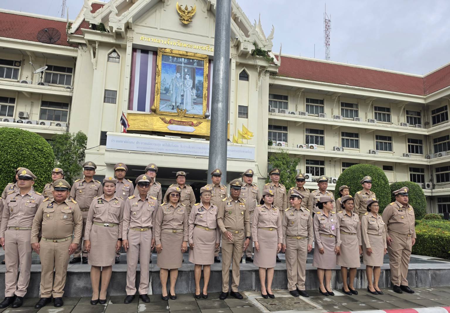 title -  ปฏิรูปที่ดินจังหวัดพระนครศรีอยุธยา พร้อมเจ้าหน้าที่ สำนักงานการปฏิรูปที่ดินจังหวัดพระนครศรีอยุธยา ร่วมกิจกรรมเคารพธงชาติและร้องเพลงชาติไทย เนื่องในวันพระราชทานธงชาติไทย (Thai National Flag Day) ประจำปี 2569 