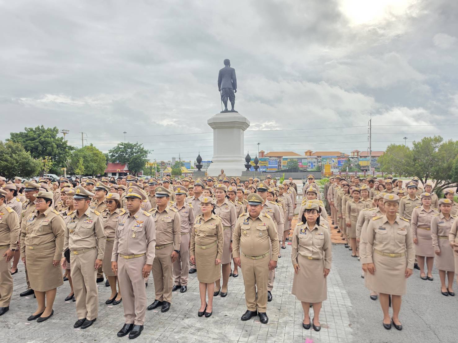 title -  ปฏิรูปที่ดินจังหวัดพระนครศรีอยุธยา พร้อมเจ้าหน้าที่ สำนักงานการปฏิรูปที่ดินจังหวัดพระนครศรีอยุธยา ร่วมกิจกรรมเคารพธงชาติและร้องเพลงชาติไทย เนื่องในวันพระราชทานธงชาติไทย (Thai National Flag Day) ประจำปี 2569 