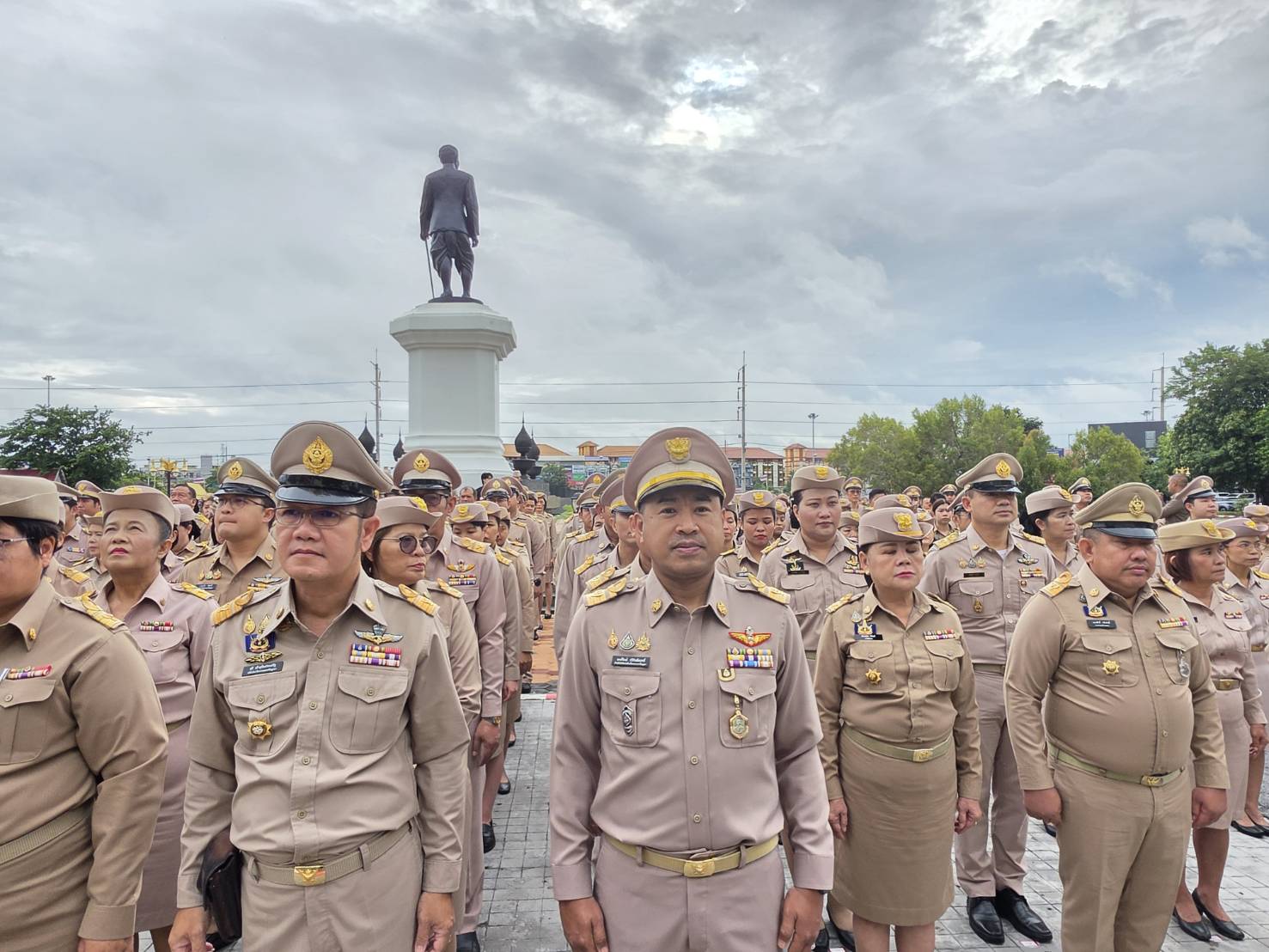 title -  ปฏิรูปที่ดินจังหวัดพระนครศรีอยุธยา พร้อมเจ้าหน้าที่ สำนักงานการปฏิรูปที่ดินจังหวัดพระนครศรีอยุธยา ร่วมกิจกรรมเคารพธงชาติและร้องเพลงชาติไทย เนื่องในวันพระราชทานธงชาติไทย (Thai National Flag Day) ประจำปี 2569 