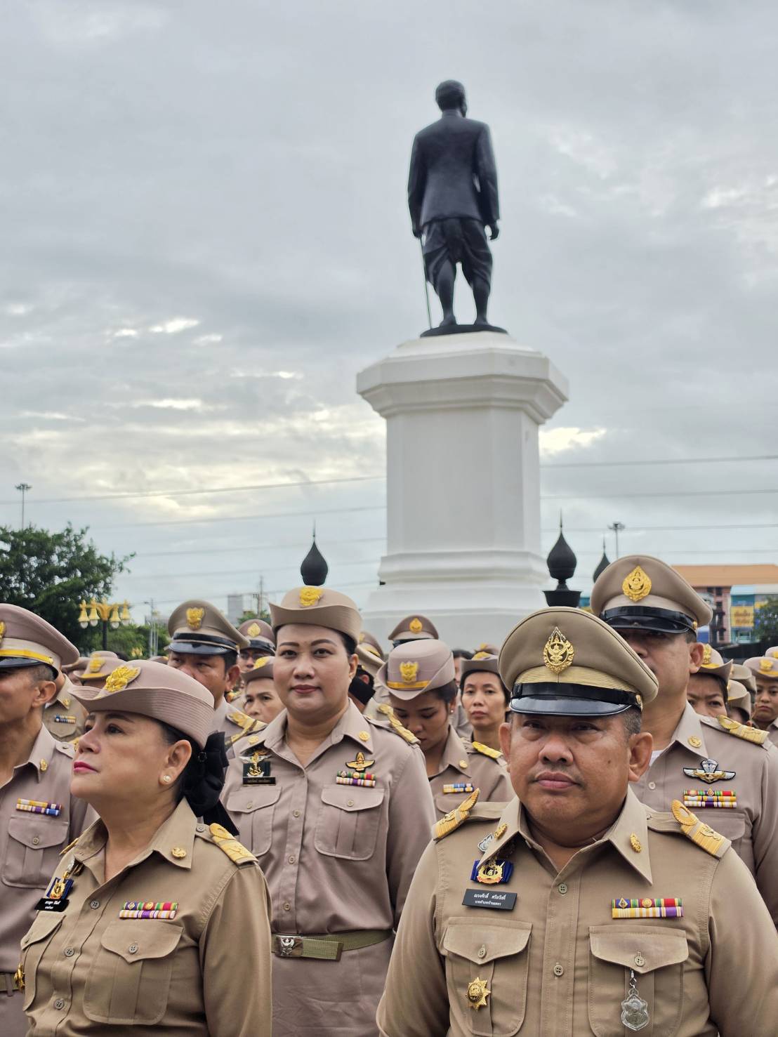 title -  ปฏิรูปที่ดินจังหวัดพระนครศรีอยุธยา พร้อมเจ้าหน้าที่ สำนักงานการปฏิรูปที่ดินจังหวัดพระนครศรีอยุธยา ร่วมกิจกรรมเคารพธงชาติและร้องเพลงชาติไทย เนื่องในวันพระราชทานธงชาติไทย (Thai National Flag Day) ประจำปี 2569 