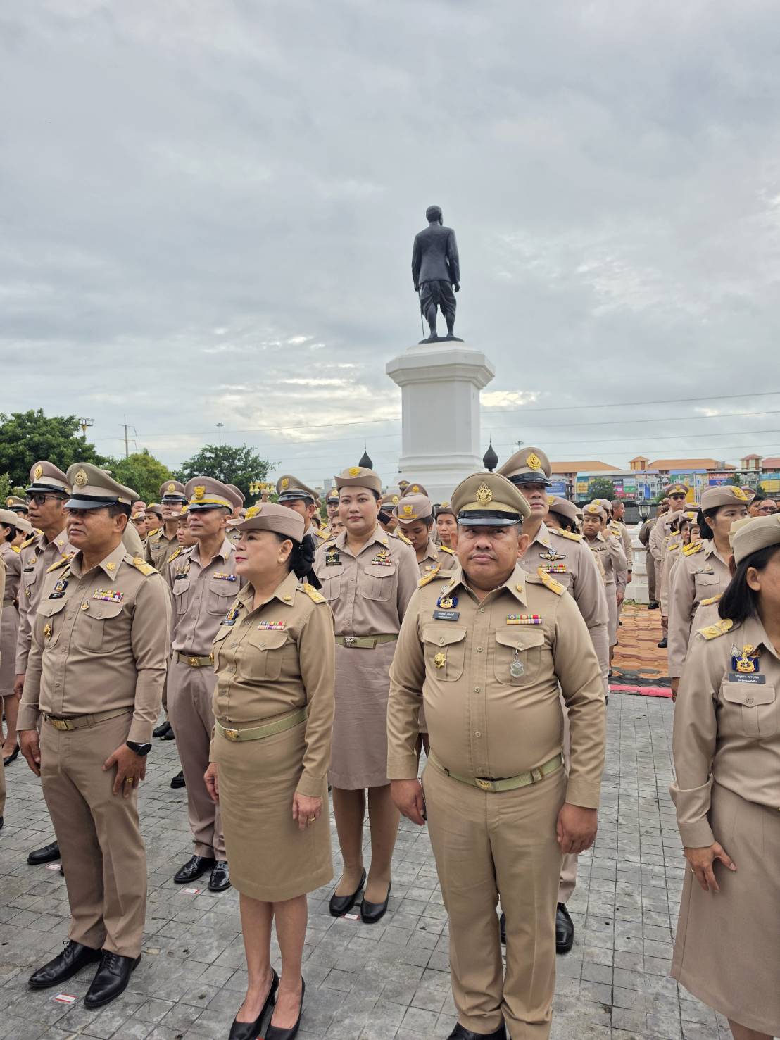 title -  ปฏิรูปที่ดินจังหวัดพระนครศรีอยุธยา พร้อมเจ้าหน้าที่ สำนักงานการปฏิรูปที่ดินจังหวัดพระนครศรีอยุธยา ร่วมกิจกรรมเคารพธงชาติและร้องเพลงชาติไทย เนื่องในวันพระราชทานธงชาติไทย (Thai National Flag Day) ประจำปี 2569 