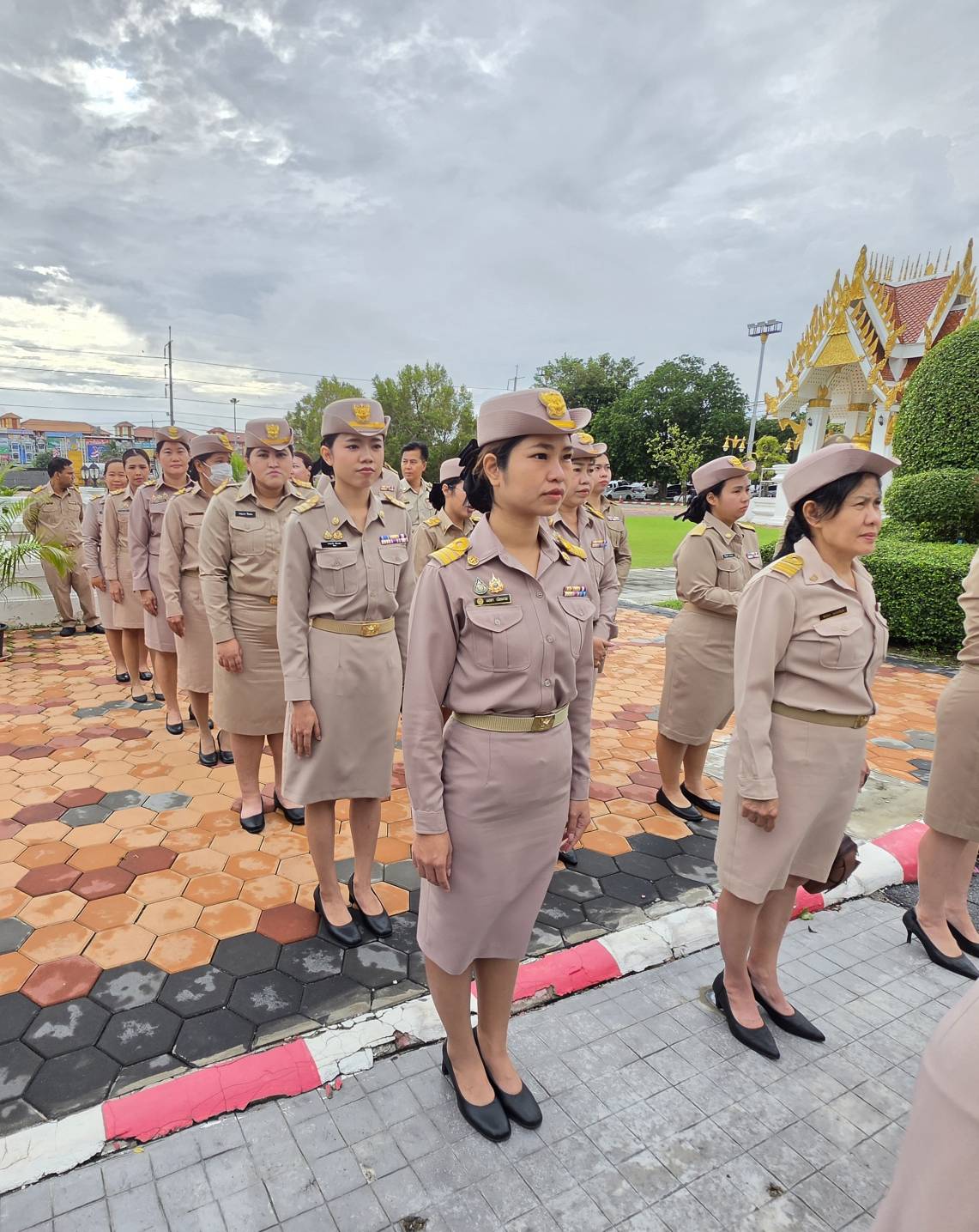 title -  ปฏิรูปที่ดินจังหวัดพระนครศรีอยุธยา พร้อมเจ้าหน้าที่ สำนักงานการปฏิรูปที่ดินจังหวัดพระนครศรีอยุธยา ร่วมกิจกรรมเคารพธงชาติและร้องเพลงชาติไทย เนื่องในวันพระราชทานธงชาติไทย (Thai National Flag Day) ประจำปี 2569 