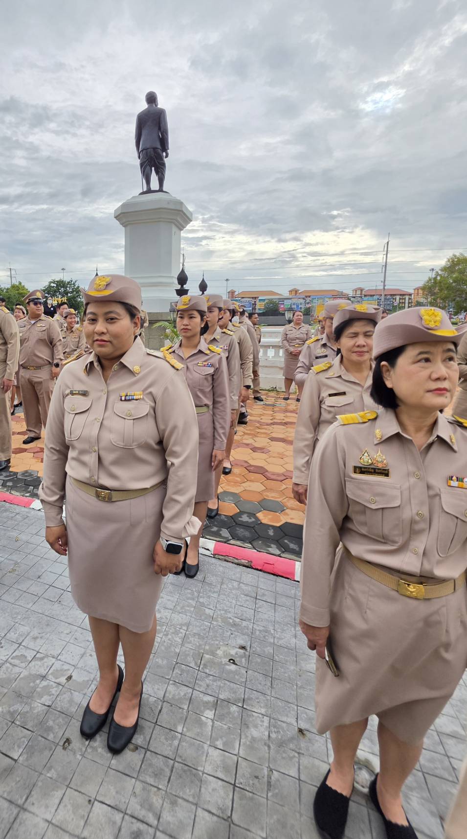 title -  ปฏิรูปที่ดินจังหวัดพระนครศรีอยุธยา พร้อมเจ้าหน้าที่ สำนักงานการปฏิรูปที่ดินจังหวัดพระนครศรีอยุธยา ร่วมกิจกรรมเคารพธงชาติและร้องเพลงชาติไทย เนื่องในวันพระราชทานธงชาติไทย (Thai National Flag Day) ประจำปี 2569 