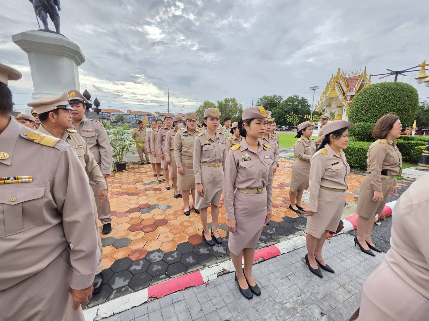 title -  ปฏิรูปที่ดินจังหวัดพระนครศรีอยุธยา พร้อมเจ้าหน้าที่ สำนักงานการปฏิรูปที่ดินจังหวัดพระนครศรีอยุธยา ร่วมกิจกรรมเคารพธงชาติและร้องเพลงชาติไทย เนื่องในวันพระราชทานธงชาติไทย (Thai National Flag Day) ประจำปี 2569 