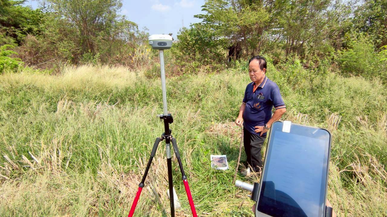 title - ปฏิรูปที่ดินจังหวัดพระนครศรีอยุธยา มอบหมายให้กลุ่มงานช่างและแผนที่ ร่วมกับกลุ่มกฎหมาย ลงพื้นที่รังวัดการขออนุญาตใช้ที่ดินเพื่อกิจการสาธารณูปโภคของสำนักงานคุมประพฤติจังหวัดพระนครศรีอยุธยา เพื่อจัดทำข้อมูลตำแหน่งแปลงประกอบการขออนุญาต บริเวณพื้นที่เขตฏิรูปที่ดิน ต.หันตรา อ.พระนครศรีอยุธยา จ.พระนครศรีอยุธยา