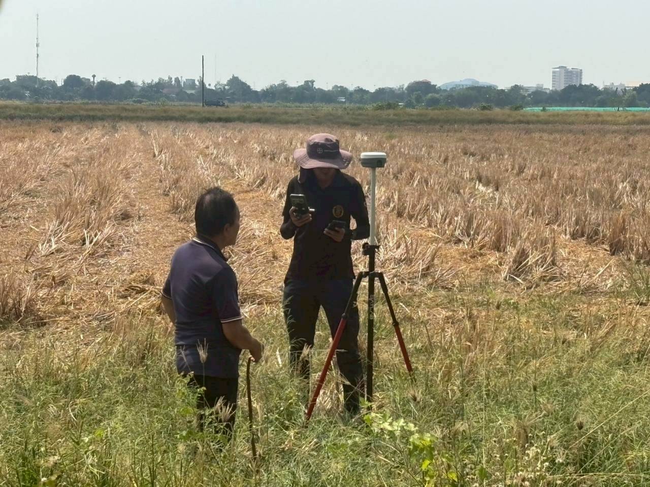 title - ปฏิรูปที่ดินจังหวัดพระนครศรีอยุธยา มอบหมายให้กลุ่มงานช่างและแผนที่ ร่วมกับกลุ่มกฎหมาย ลงพื้นที่รังวัดการขออนุญาตใช้ที่ดินเพื่อกิจการสาธารณูปโภคของสำนักงานคุมประพฤติจังหวัดพระนครศรีอยุธยา เพื่อจัดทำข้อมูลตำแหน่งแปลงประกอบการขออนุญาต บริเวณพื้นที่เขตฏิรูปที่ดิน ต.หันตรา อ.พระนครศรีอยุธยา จ.พระนครศรีอยุธยา
