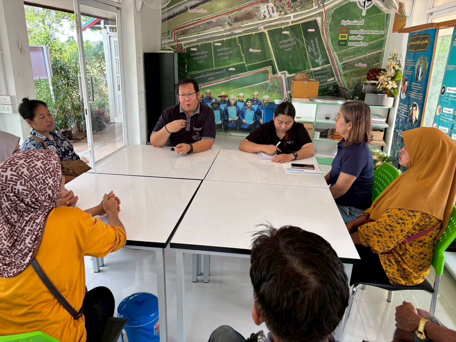 title - ส.ป.ก.พระนครศรีอยุธยา ประชุมหารือร่วมกับเกษตรกรกลุ่มวิสาหกิจชุมชนเกษตรปลอดภัยโฉนดที่ดินฉบับแรกของประเทศไทย เพื่อขับเคลื่อนการส่งเสริมและการพัฒนาทำนาผลิตเมล็ดพันธุ์ข้าวคุณภาพดี มุ่งเน้นการสร้างรายได้ที่ยั่งยืนและความเข้มแข็ง