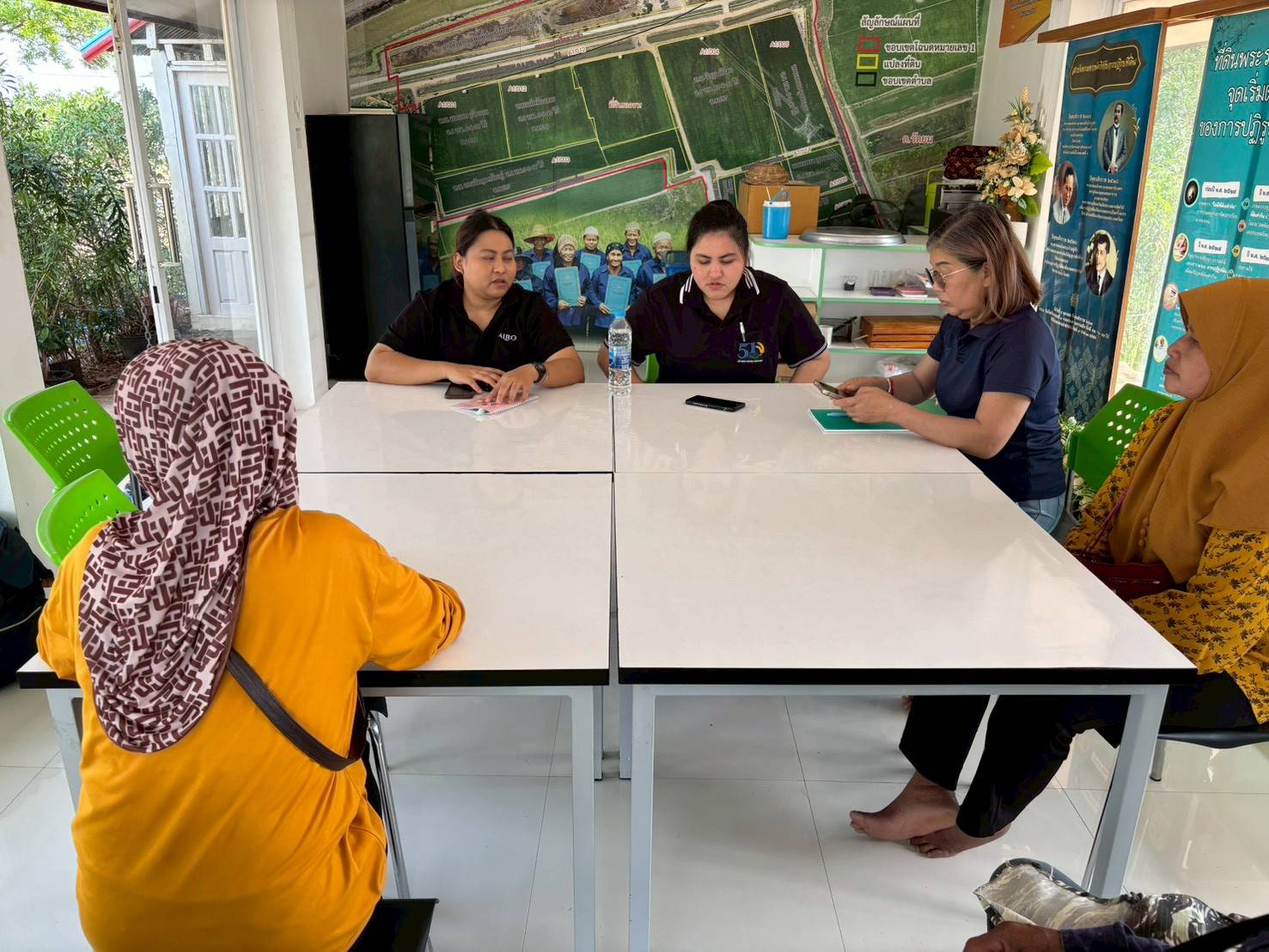 title - ส.ป.ก.พระนครศรีอยุธยา ประชุมหารือร่วมกับเกษตรกรกลุ่มวิสาหกิจชุมชนเกษตรปลอดภัยโฉนดที่ดินฉบับแรกของประเทศไทย เพื่อขับเคลื่อนการส่งเสริมและการพัฒนาทำนาผลิตเมล็ดพันธุ์ข้าวคุณภาพดี มุ่งเน้นการสร้างรายได้ที่ยั่งยืนและความเข้มแข็ง