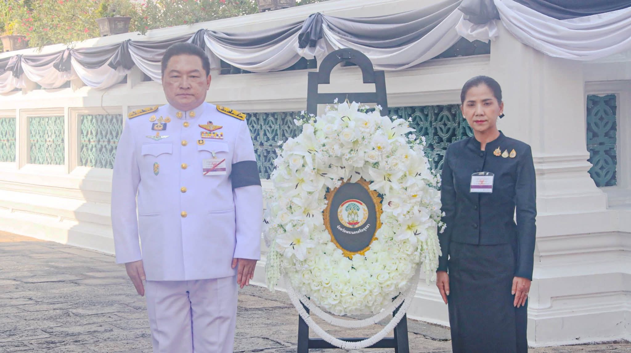 title - ปฏิรูปที่ดินจังหวัดพระนครศรีอยุธยา ร่วมเข้าวางพวงมาลา และร่วมเป็นเจ้าภาพบำเพ็ญกุศลและพระพิธีธรรมสวดพระอภิธรรมพระบรมศพ สมเด็จพระนางเจ้าสิริกิติ์ พระบรมราชินีนาถ พระบรมราชชนนีพันปีหลวง และกราบถวายบังคมพระบรมศพ ณ พระที่นั่งดุสิตมหาปราสาท เขตพระนคร กรุงเทพมหานคร