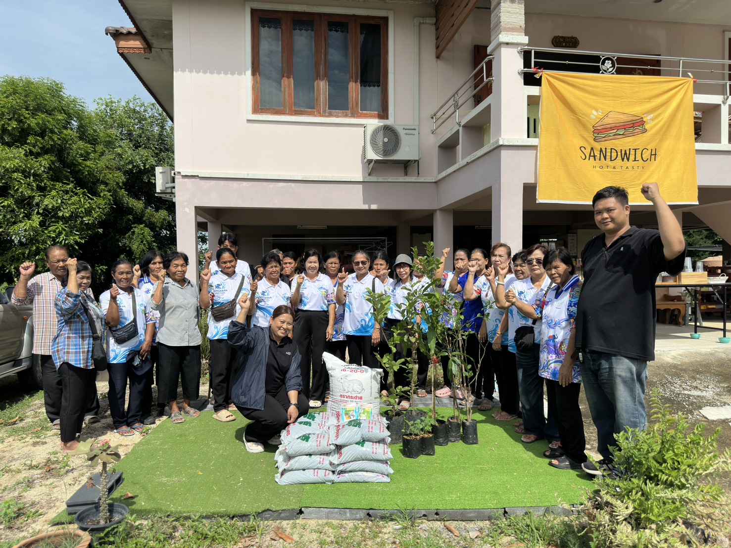 title - ส.ป.ก.พระนครศรีอยุธยา มอบวัสดุการเกษตรเพื่อสนับสนุนเกษตรกรที่เข้าร่วมโครงการที่ดินพระราชทานจังหวัดพระนครศรีอยุธยา ปีงบประมาณ พ.ศ. ๒๕๖๙