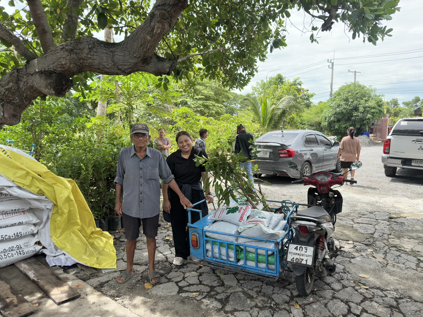 title - ส.ป.ก.พระนครศรีอยุธยา มอบวัสดุการเกษตรเพื่อสนับสนุนเกษตรกรที่เข้าร่วมโครงการที่ดินพระราชทานจังหวัดพระนครศรีอยุธยา ปีงบประมาณ พ.ศ. ๒๕๖๙