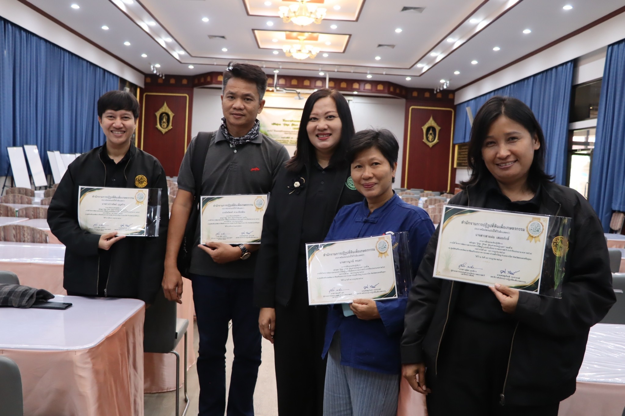 title - นางสาวอมรรัตน์ แขวงโสภา ปฏิรูปที่ดินจังหวัดพระนครศรีอยุธยา เป็นประธานในพิธีปิดและมอบประกาศนียบัตร แก่ผู้เข้าร่วมอบรมโครงการฝึกอบรมเชิงปฏิบัติการ หลักสูตร “รู้ปลูก รู้รักษา รู้คุณค่าของหญ้าแฝก” ระยะที่ ๒ 