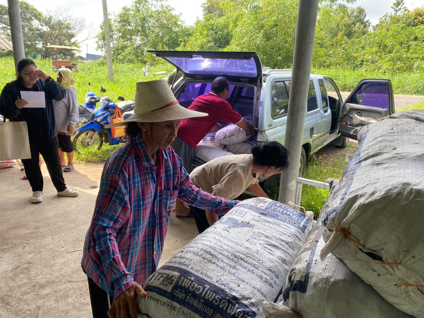 title - ส.ป.ก.พระนครศรีอยุธยา ดำเนินการมอบวัสดุการเกษตรเพื่อสนับสนุนเกษตรกรที่เข้าร่วมโครงการพัฒนาเกษตรกรปราดเปรื่อง(Smart Farmer) กิจกรรมพัฒนาเกษตรกรปราดเปรื่องในเขตปฏิรูปที่ดิน (Smart Former) ปีงบประมาณ พ.ศ. ๒๕๖๙ 