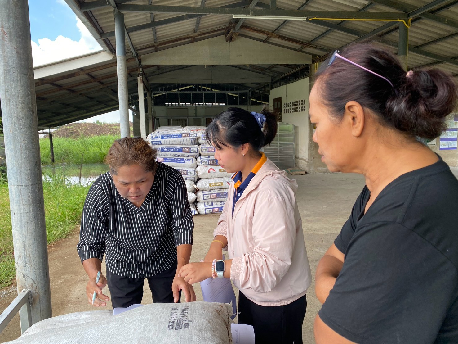 title - ส.ป.ก.พระนครศรีอยุธยา ดำเนินการมอบวัสดุการเกษตรเพื่อสนับสนุนเกษตรกรที่เข้าร่วมโครงการพัฒนาเกษตรกรปราดเปรื่อง(Smart Farmer) กิจกรรมพัฒนาเกษตรกรปราดเปรื่องในเขตปฏิรูปที่ดิน (Smart Former) ปีงบประมาณ พ.ศ. ๒๕๖๙ 