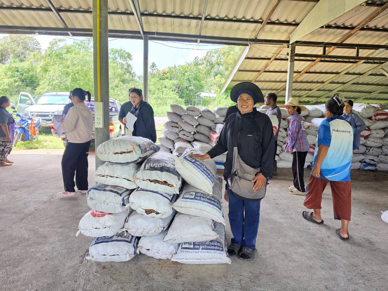 title - ส.ป.ก.พระนครศรีอยุธยา ดำเนินการมอบวัสดุการเกษตรเพื่อสนับสนุนเกษตรกรที่เข้าร่วมโครงการพัฒนาเกษตรกรปราดเปรื่อง(Smart Farmer) กิจกรรมพัฒนาเกษตรกรปราดเปรื่องในเขตปฏิรูปที่ดิน (Smart Former) ปีงบประมาณ พ.ศ. ๒๕๖๙ 