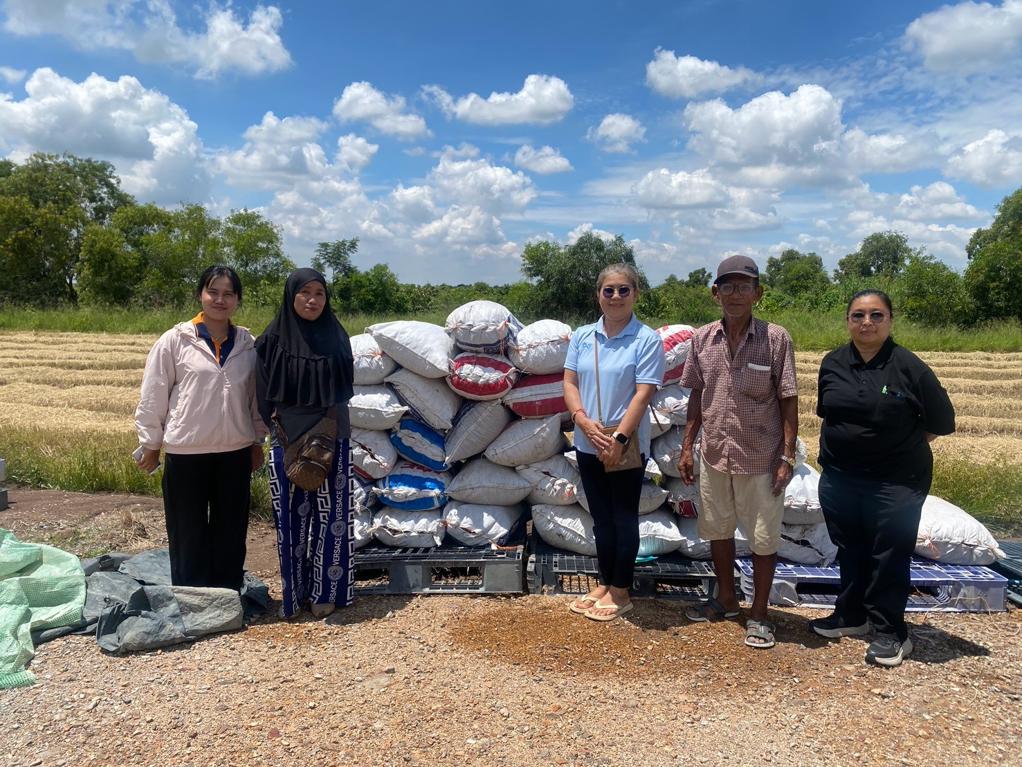 title - ส.ป.ก.พระนครศรีอยุธยา ดำเนินการมอบวัสดุการเกษตรเพื่อสนับสนุนเกษตรกรที่เข้าร่วมโครงการพัฒนาเกษตรกรปราดเปรื่อง(Smart Farmer) กิจกรรมพัฒนาเกษตรกรปราดเปรื่องในเขตปฏิรูปที่ดิน (Smart Former) ปีงบประมาณ พ.ศ. ๒๕๖๙ 